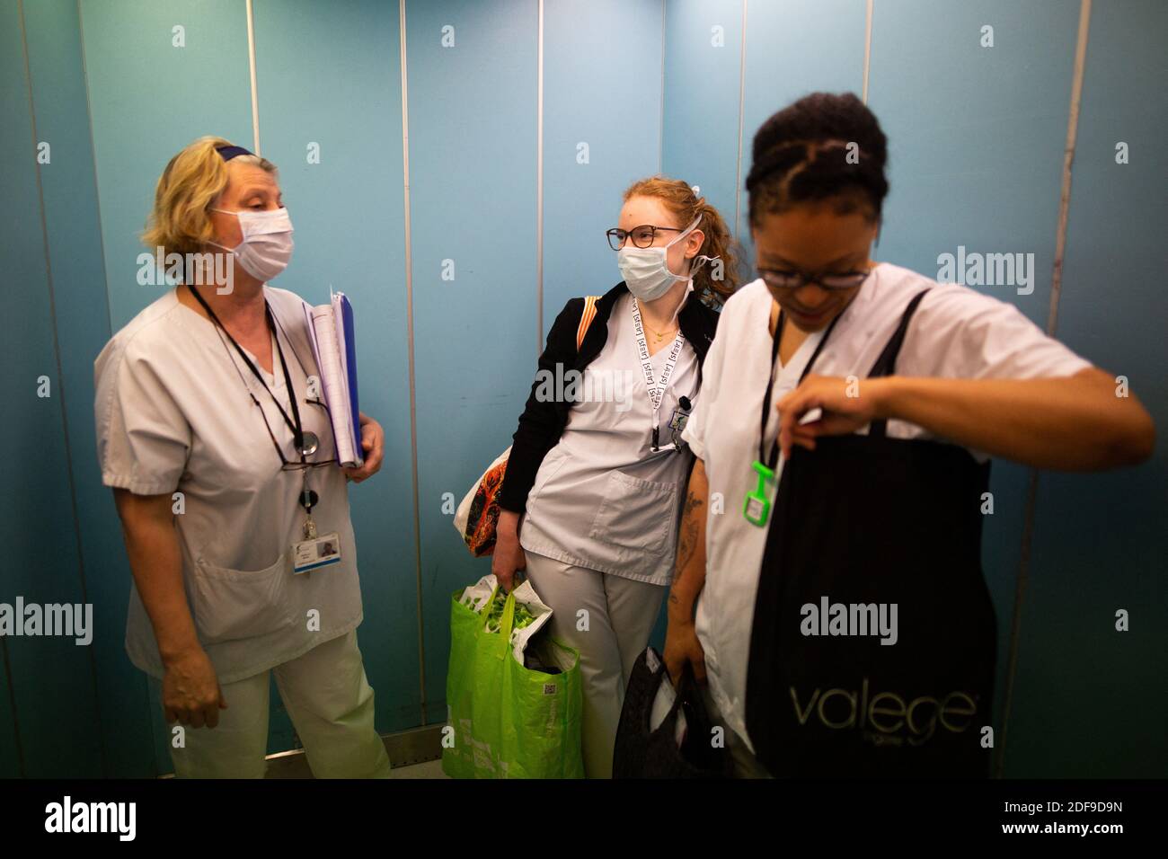 Personale medico che indossa maschere nell'ospedale di Corbeil-Essonnes dopo aver ricevuto cibo dai volontari della Fondazione Hopitaux de Paris (Paris Hospitals Foundation) che distribuiscono pranzi al personale medico. Distribuzione di pranzi e cibo al personale medico della Fondazione Hopitaux de Paris presso l'ospedale Centre Hospitalier Sud Francilien a Corbeil-Essonnes, a sud di Parigi, Francia il 23 aprile 2020. Foto di Raphael Lafargue/ABACAPRESS.COM Foto Stock