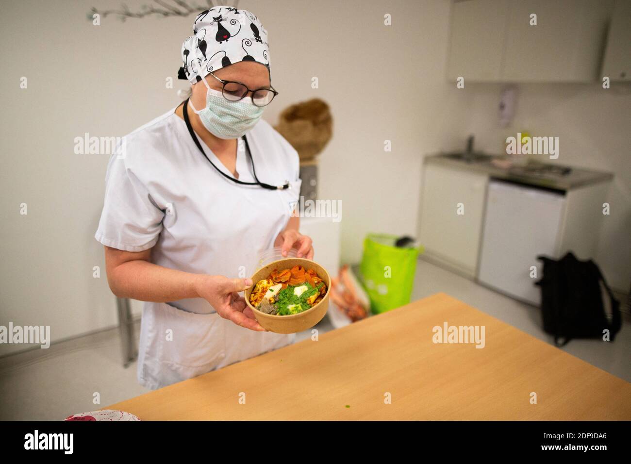 Personale medico che indossa maschere nell'ospedale di Corbeil-Essonnes dopo aver ricevuto cibo dai volontari della Fondazione Hopitaux de Paris (Paris Hospitals Foundation) che distribuiscono pranzi al personale medico. Distribuzione di pranzi e cibo al personale medico della Fondazione Hopitaux de Paris presso l'ospedale Centre Hospitalier Sud Francilien a Corbeil-Essonnes, a sud di Parigi, Francia il 23 aprile 2020. Foto di Raphael Lafargue/ABACAPRESS.COM Foto Stock