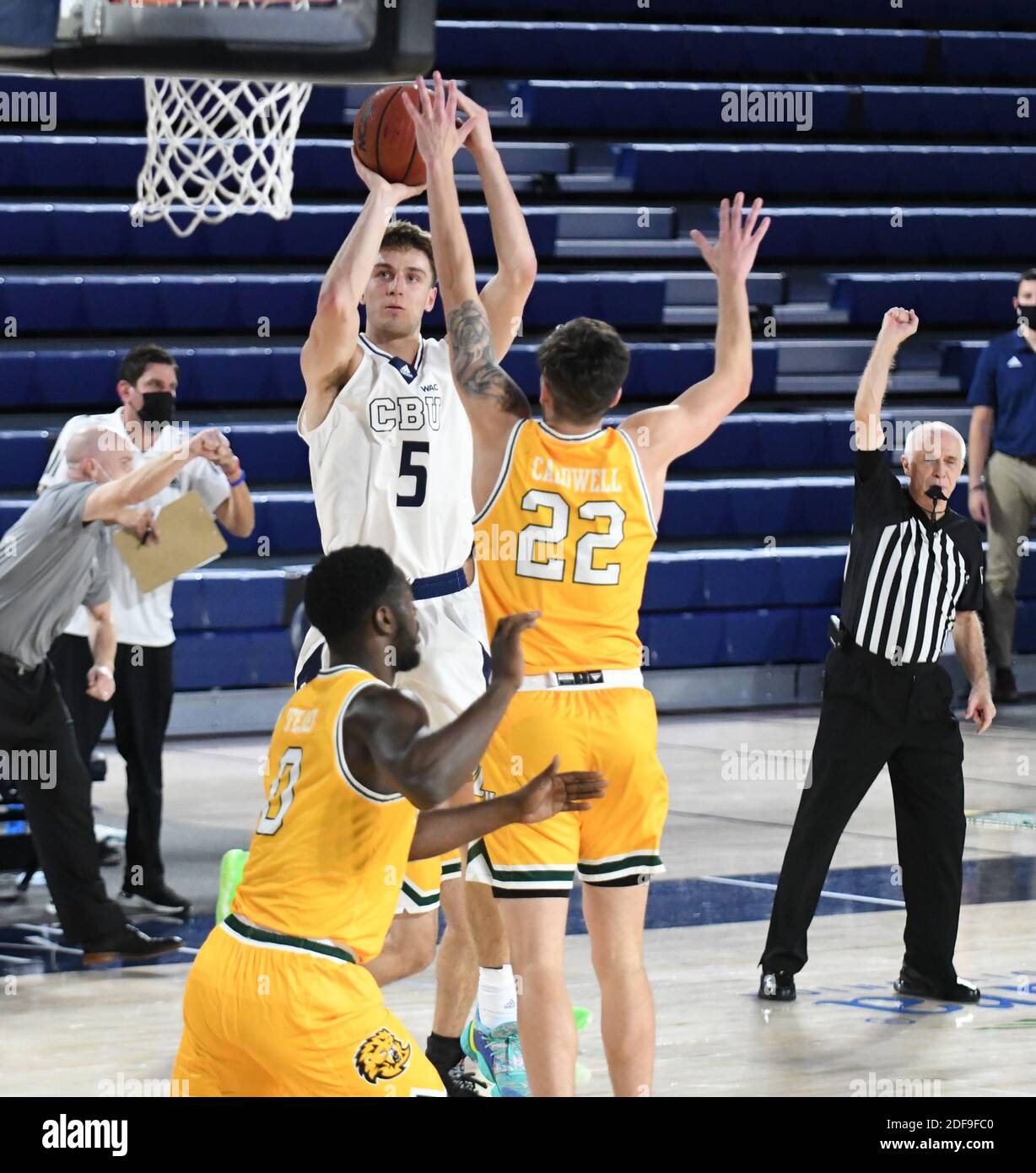 Riverside, California, Stati Uniti. 2 dicembre 2020. Guardia della California Baptist University/avanti Reed Nottage (5) spara sulla guardia della Louisiana se/in avanti Nick Caldwell (22) durante il gioco. La CBU Lancers ha ospitato i se Louisiana Lions al CBU Event Center di Riverside. Credit: Ardie Crenshaw/ZUMA Wire/Alamy Live News Foto Stock