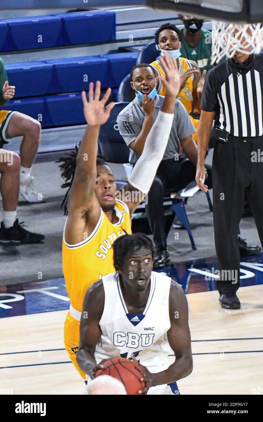 Riverside, California, Stati Uniti. 2 dicembre 2020. California Baptist University Forward/Center Gorjok Gak (12) va in su per un colpo durante il gioco. La CBU Lancers ha ospitato i se Louisiana Lions al CBU Event Center di Riverside. Credit: Ardie Crenshaw/ZUMA Wire/Alamy Live News Foto Stock