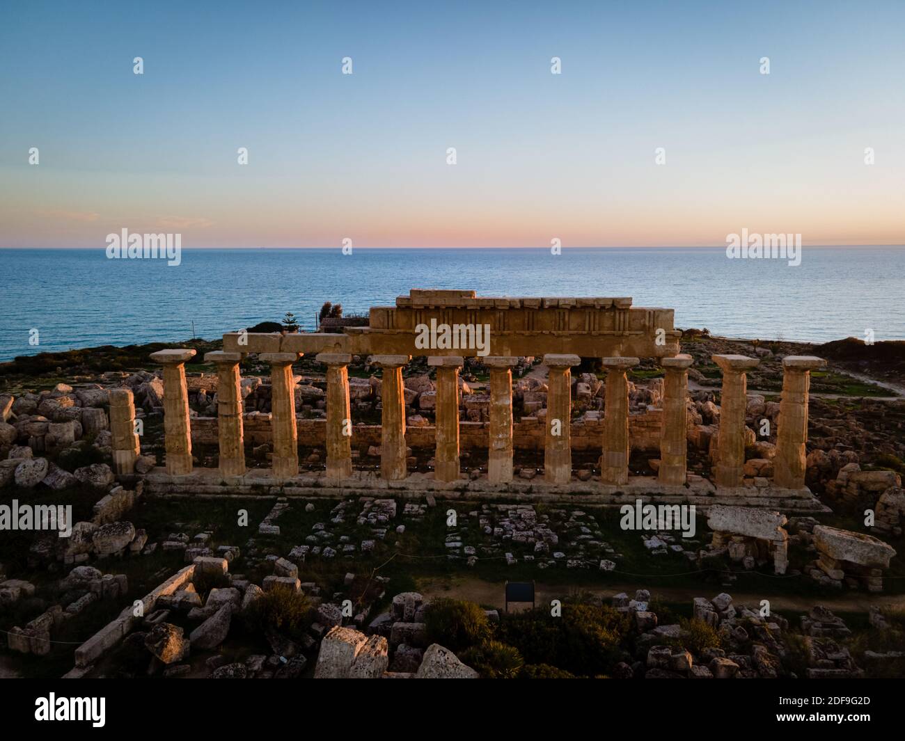 Templi greci a Selinunte, vista sul mare e rovine di colonne greche nel Parco Archeologico di Selinunte Sicilia Italia Foto Stock