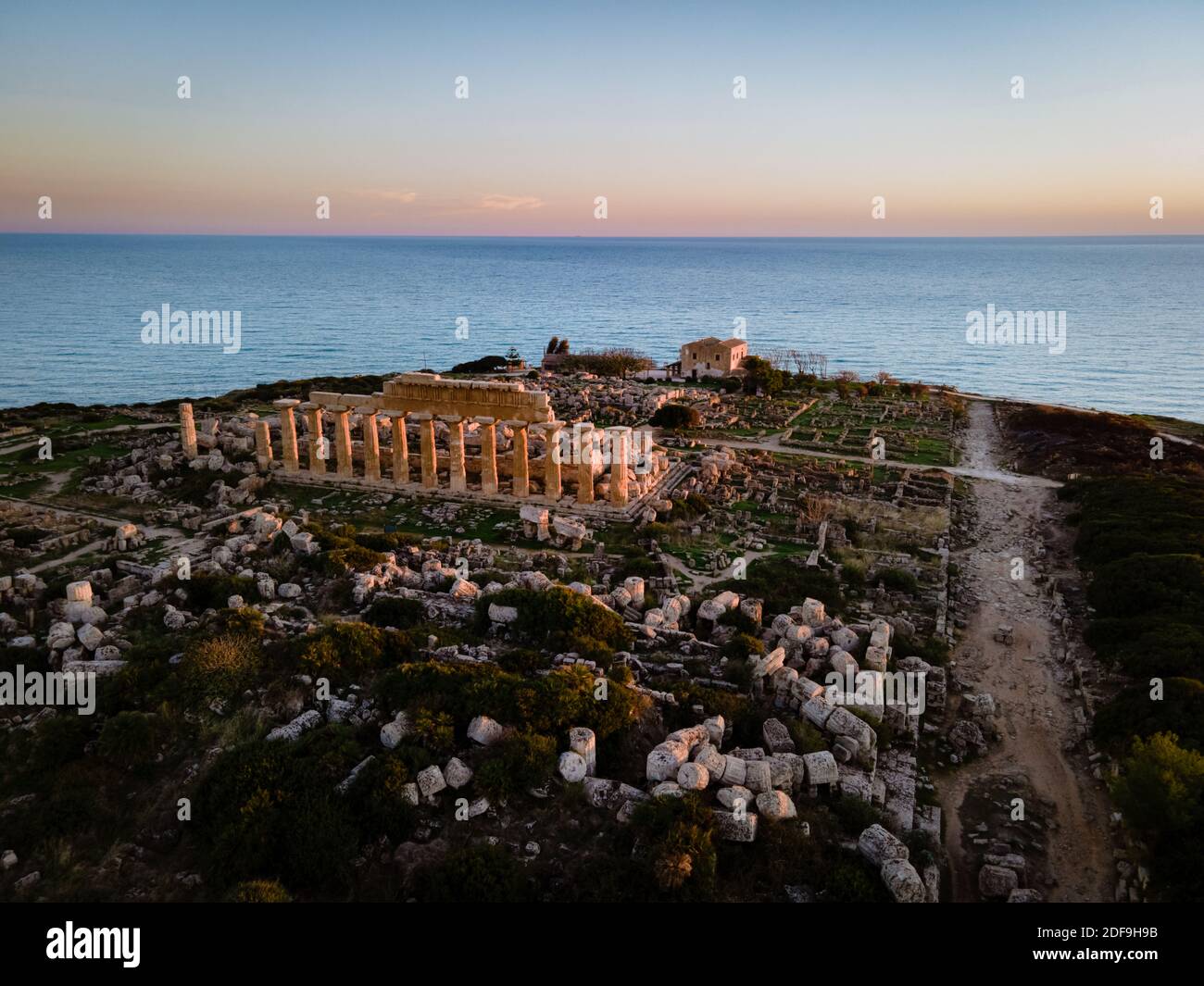 Templi greci a Selinunte, vista sul mare e rovine di colonne greche nel Parco Archeologico di Selinunte Sicilia Italia Foto Stock