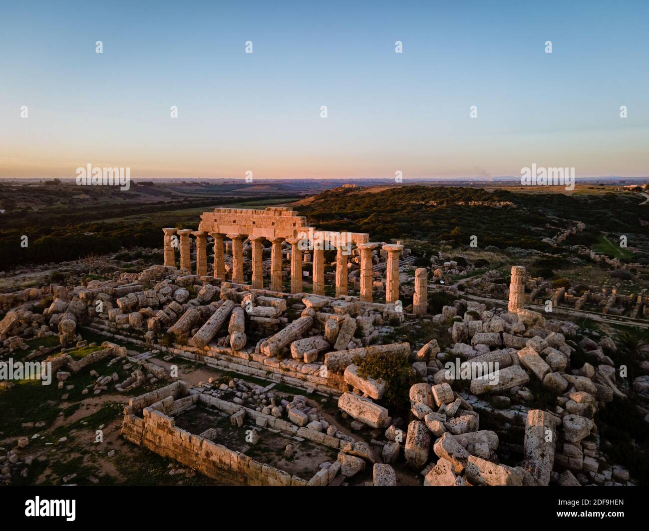 Templi greci a Selinunte, vista sul mare e rovine di colonne greche nel Parco Archeologico di Selinunte Sicilia Italia Foto Stock