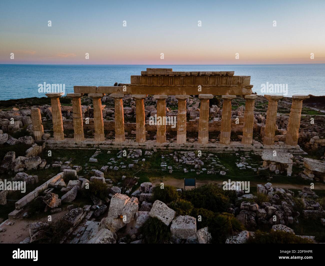 Templi greci a Selinunte, vista sul mare e rovine di colonne greche nel Parco Archeologico di Selinunte Sicilia Italia Foto Stock