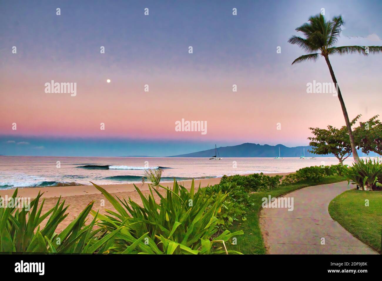 Vista di Molokai al crepuscolo dal sentiero a Kaanapali Beach a Maui. Foto Stock