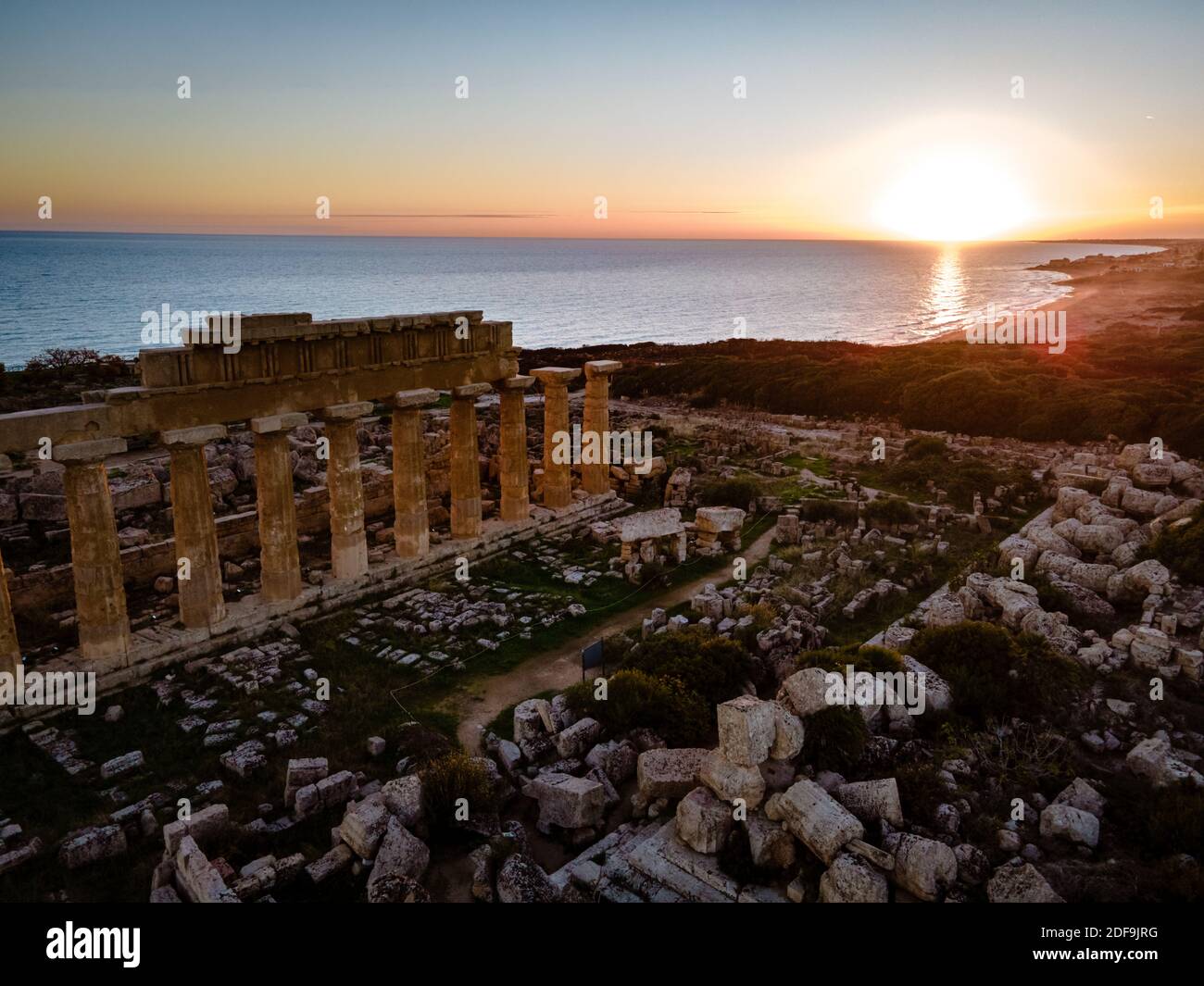 Templi greci a Selinunte, vista sul mare e rovine di colonne greche nel Parco Archeologico di Selinunte Sicilia Italia Foto Stock