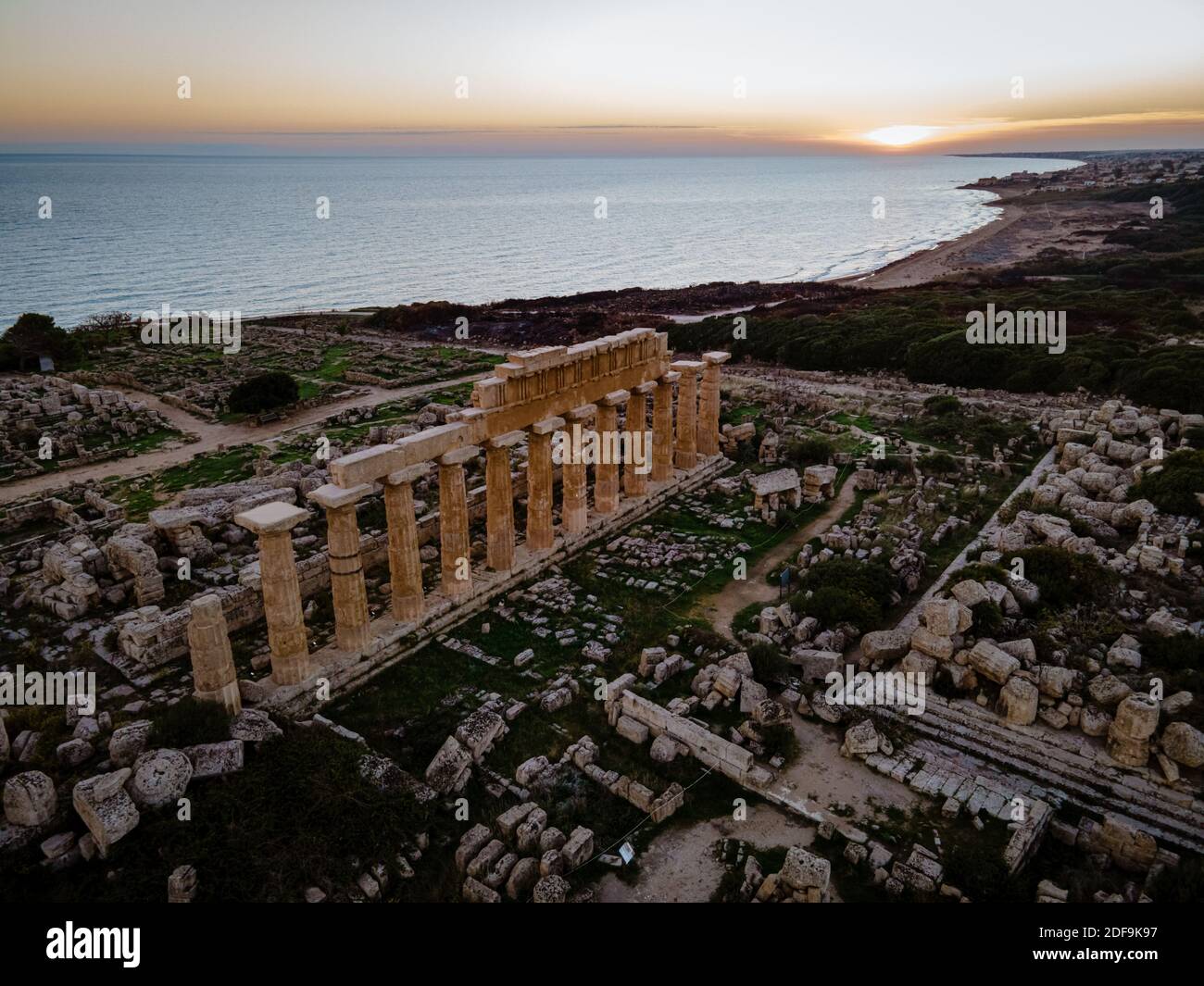 Templi greci a Selinunte, vista sul mare e rovine di colonne greche nel Parco Archeologico di Selinunte Sicilia Italia Foto Stock