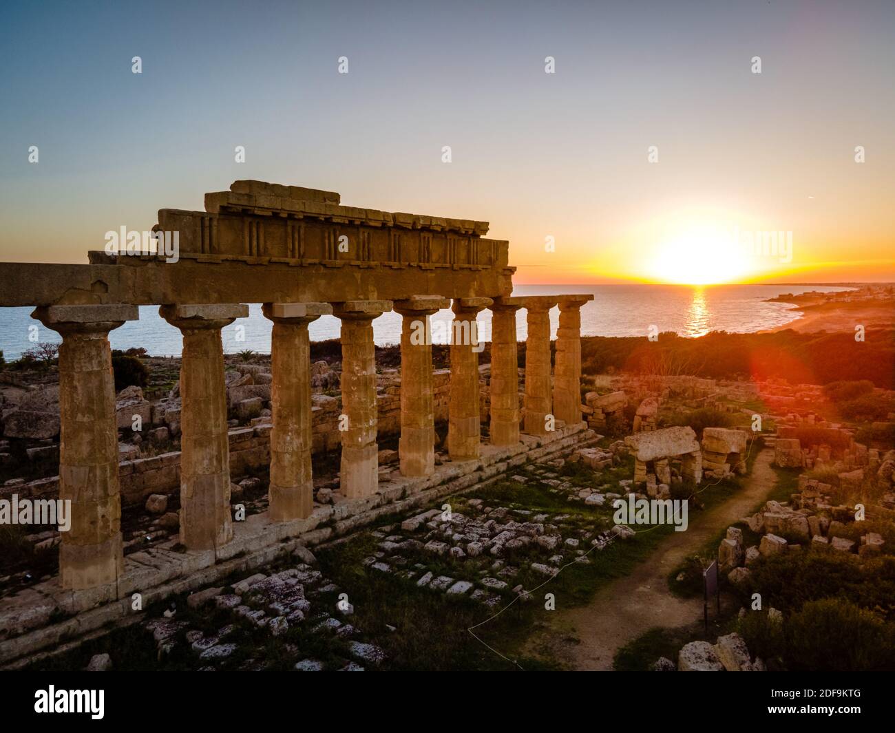 Templi greci a Selinunte, vista sul mare e rovine di colonne greche nel Parco Archeologico di Selinunte Sicilia Italia Foto Stock