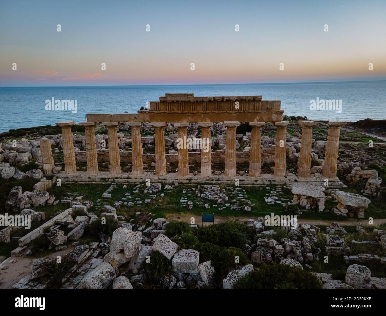 Templi greci a Selinunte, vista sul mare e rovine di colonne greche nel Parco Archeologico di Selinunte Sicilia Italia Foto Stock