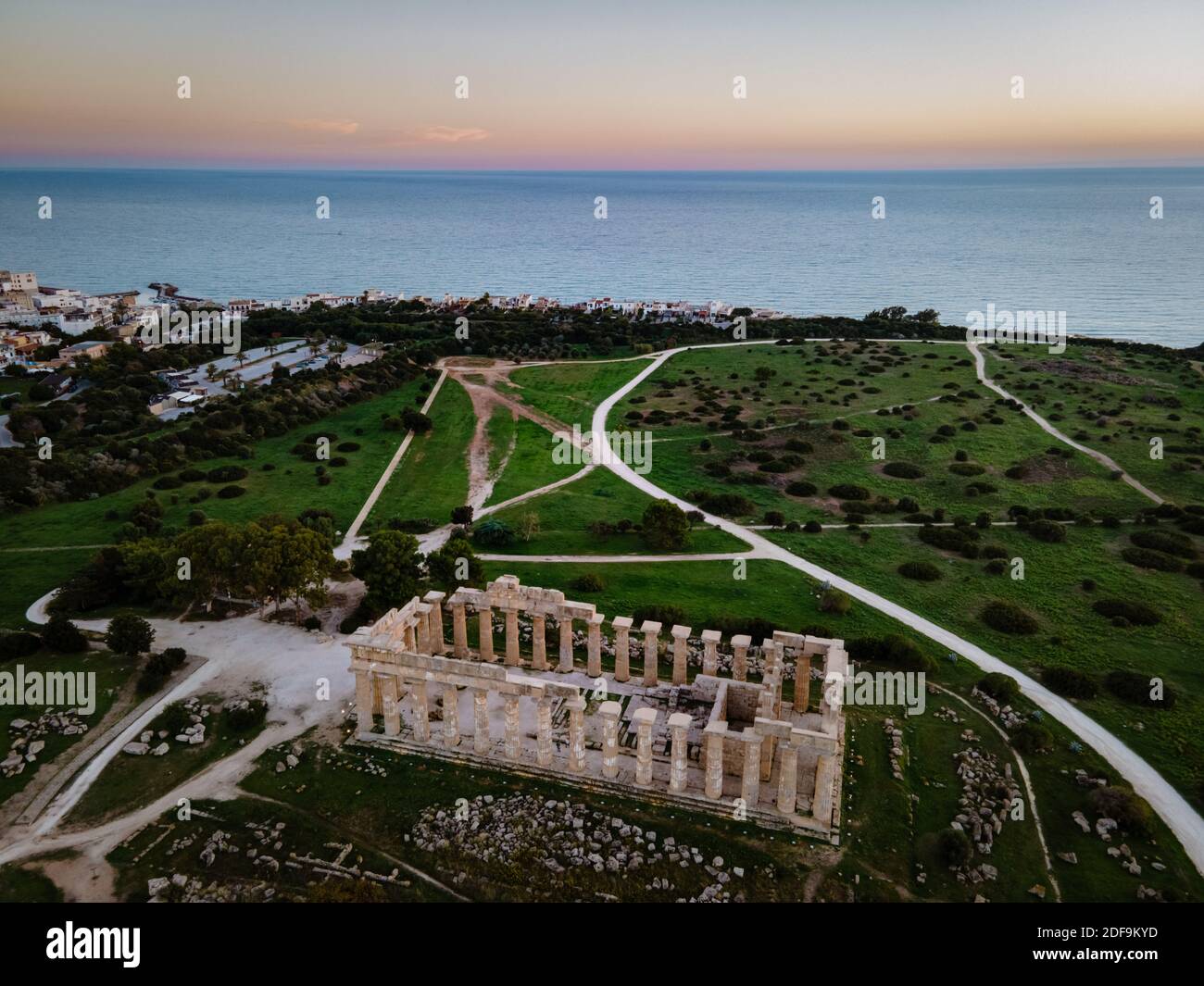 Templi greci a Selinunte, vista sul mare e rovine di colonne greche nel Parco Archeologico di Selinunte Sicilia Italia Foto Stock