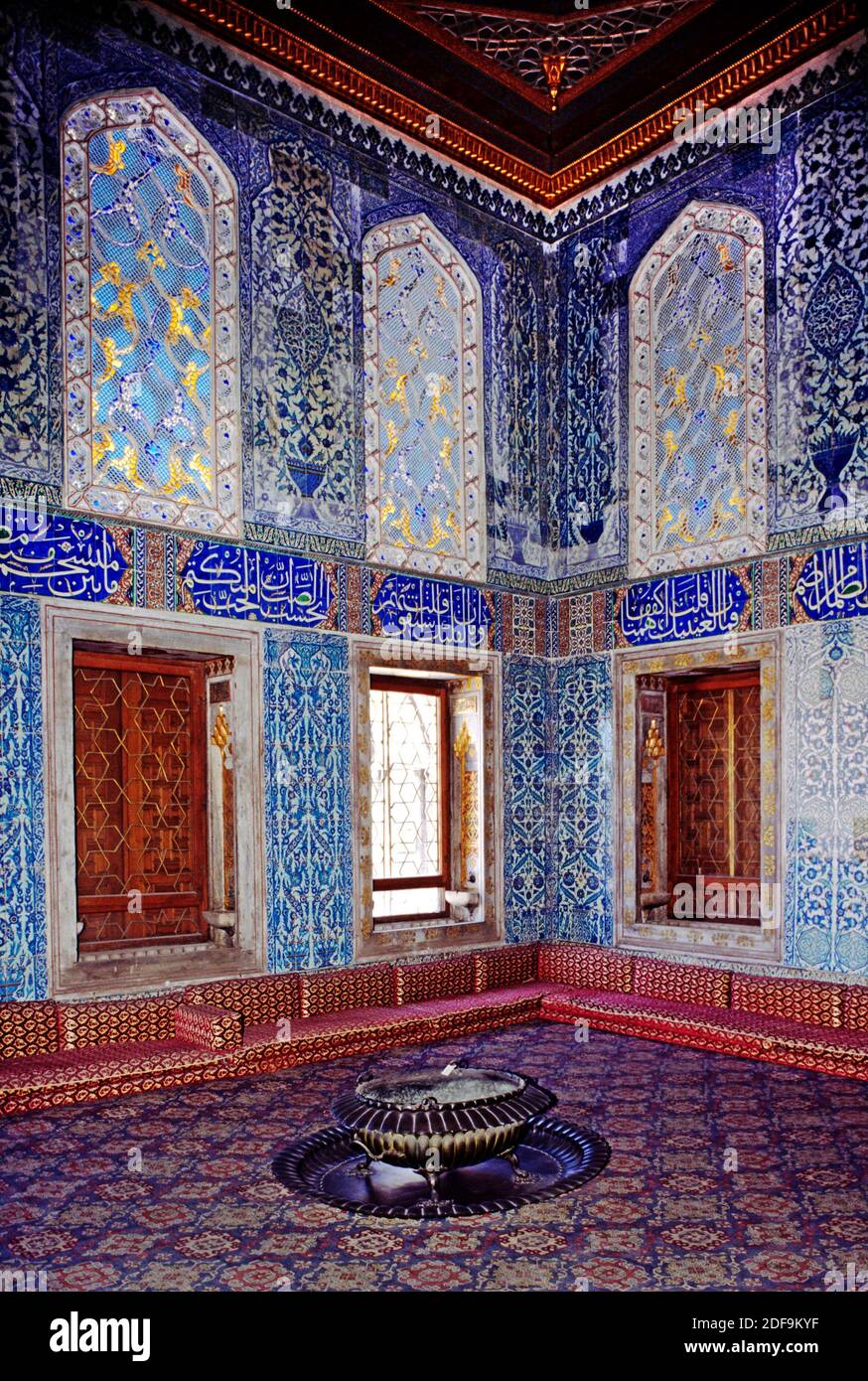 Uno dei bellissimi dipinti, piastrellati e decorate camere salotto dell'Harem - Il Palazzo di Topkapi (Impero ottomano), Istanbul Foto Stock
