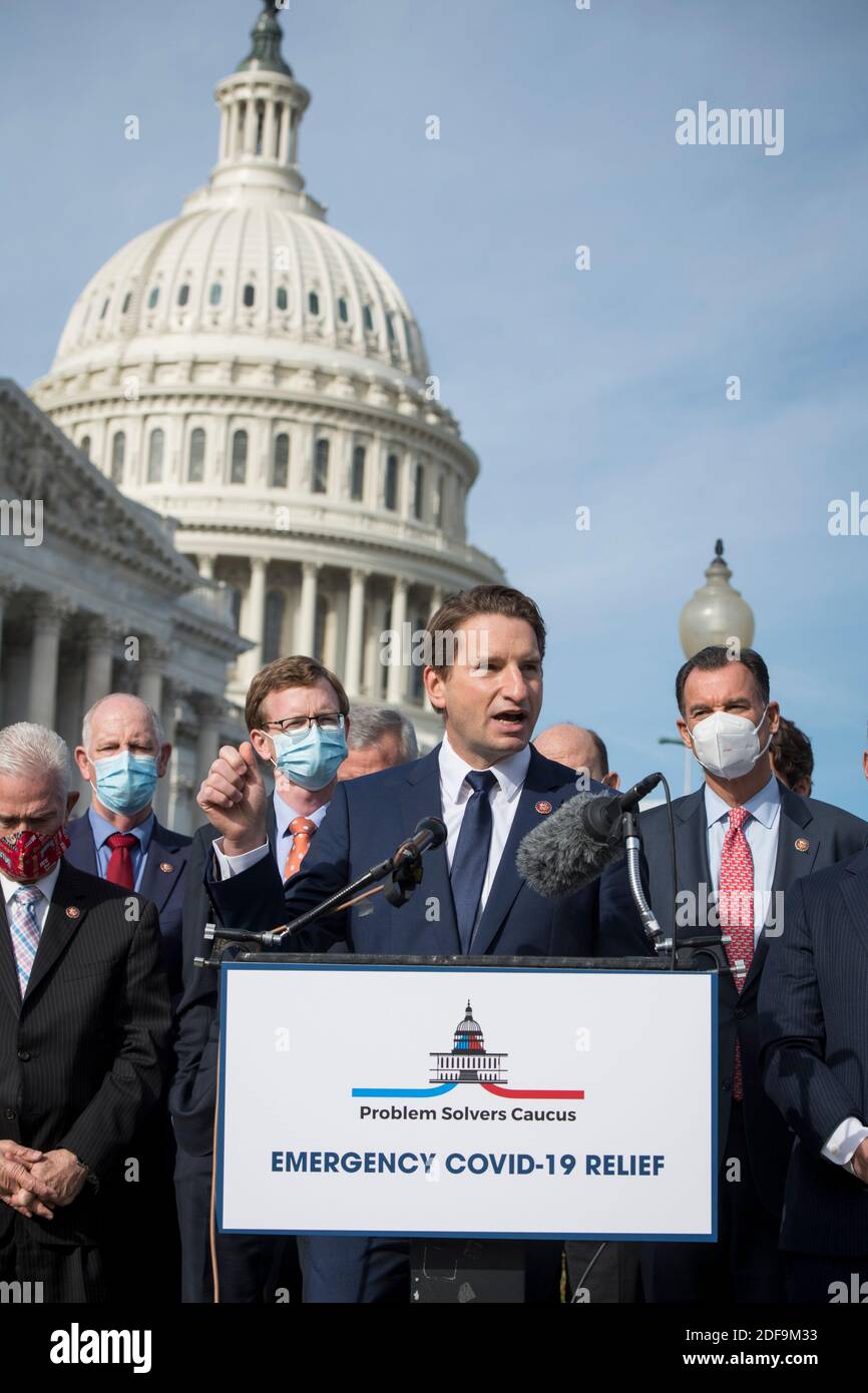 Il rappresentante degli Stati Uniti Dean Phillips (democratico del Minnesota) offre osservazioni mentre si è Unito dai membri i risolutori di problema Caucus durante una conferenza stampa sulla necessità di soccorso bipartisan e bicamerale COVID-19, al di fuori del Campidoglio degli Stati Uniti a Washington, DC., giovedì 3 dicembre 2020. Credit: Rod Lamkey/CNP | utilizzo in tutto il mondo Foto Stock