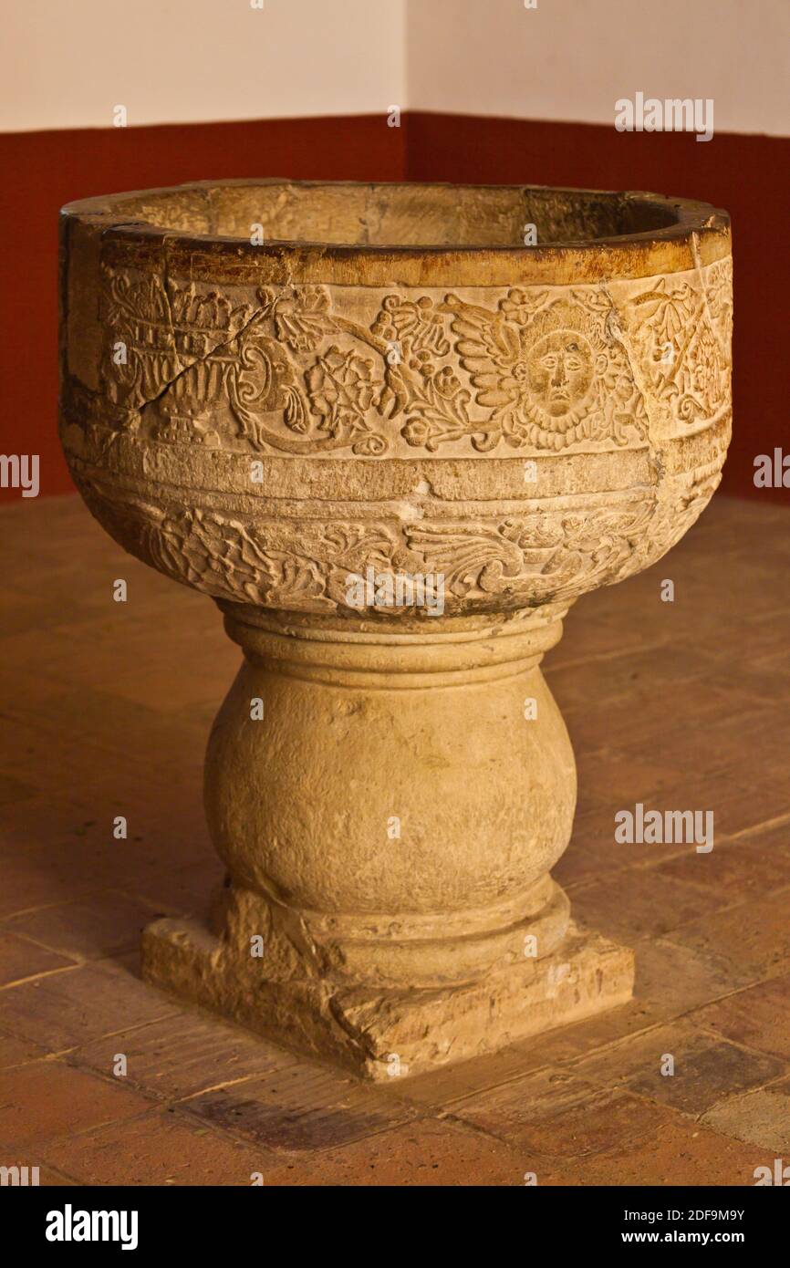 Ciotola d'acqua intagliata nel CONVENTO del XVI secolo e BASILICA di CUILAPAN l'ex Monastero di Santiago Apostol - CUILAPAN DE GUERRERO, MESSICO vicino a OA Foto Stock