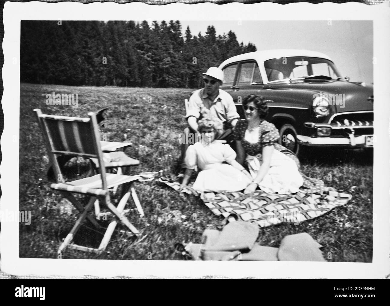 Foto storica: Famiglia in un pic-nic seduto in erba accanto a un Rekord Opel Olympia (1953) a Biessenhofen 1958 . Riproduzione a Marktoberdorf, Germania, 26 ottobre 2020. © Peter Schatz / Alamy foto d'archivio Foto Stock