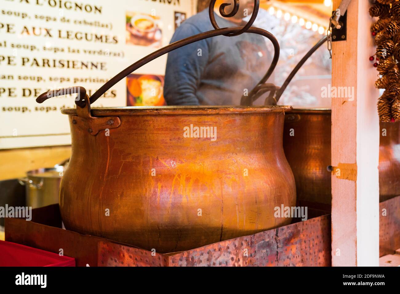Bel calderone gigante da vicino. Bronzo lucido. Mercatino di Natale stand alimentare, Parigi, Francia. Foto Stock