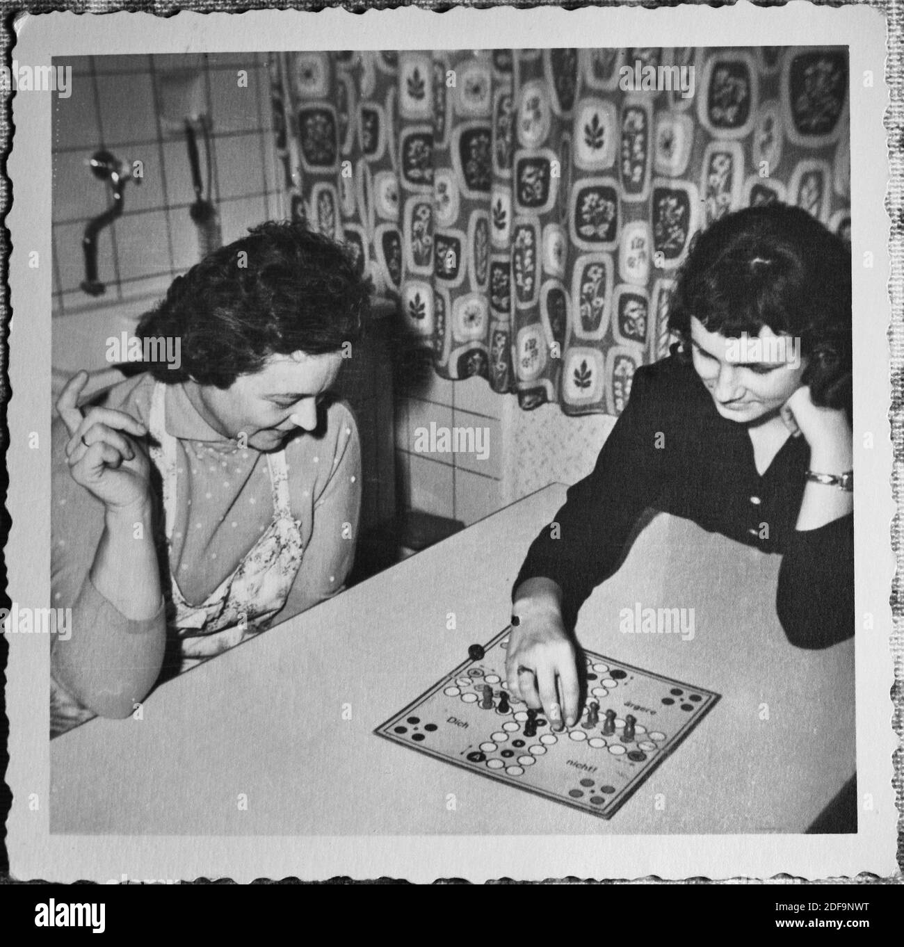 Foto storica: Due donne che giocano a Mensch aergere dich nicht, un gioco di salotto 1968, in cucina. Riproduzione a Marktoberdorf, Germania, 26 ottobre 2020. © Peter Schatz / Alamy foto d'archivio Foto Stock