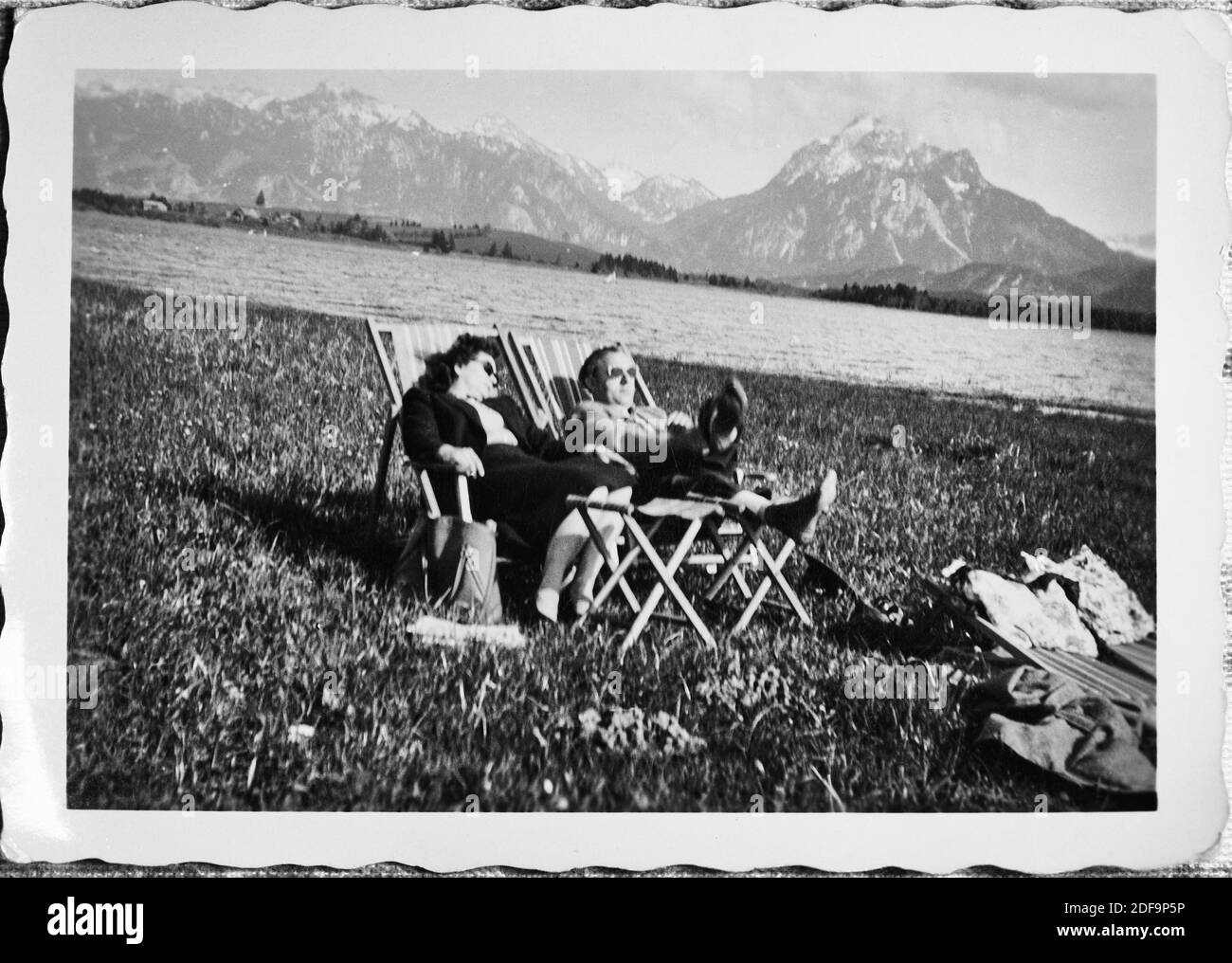 Foto storica: Coppia prendere il sole, sdraiarsi al sole e prendere un'abbronzatura al lago Hopfensee a Hopfen am See, Baviera, 1950. Riproduzione a Marktoberdorf, Germania, 26 ottobre 2020. © Peter Schatz / Alamy foto d'archivio Foto Stock
