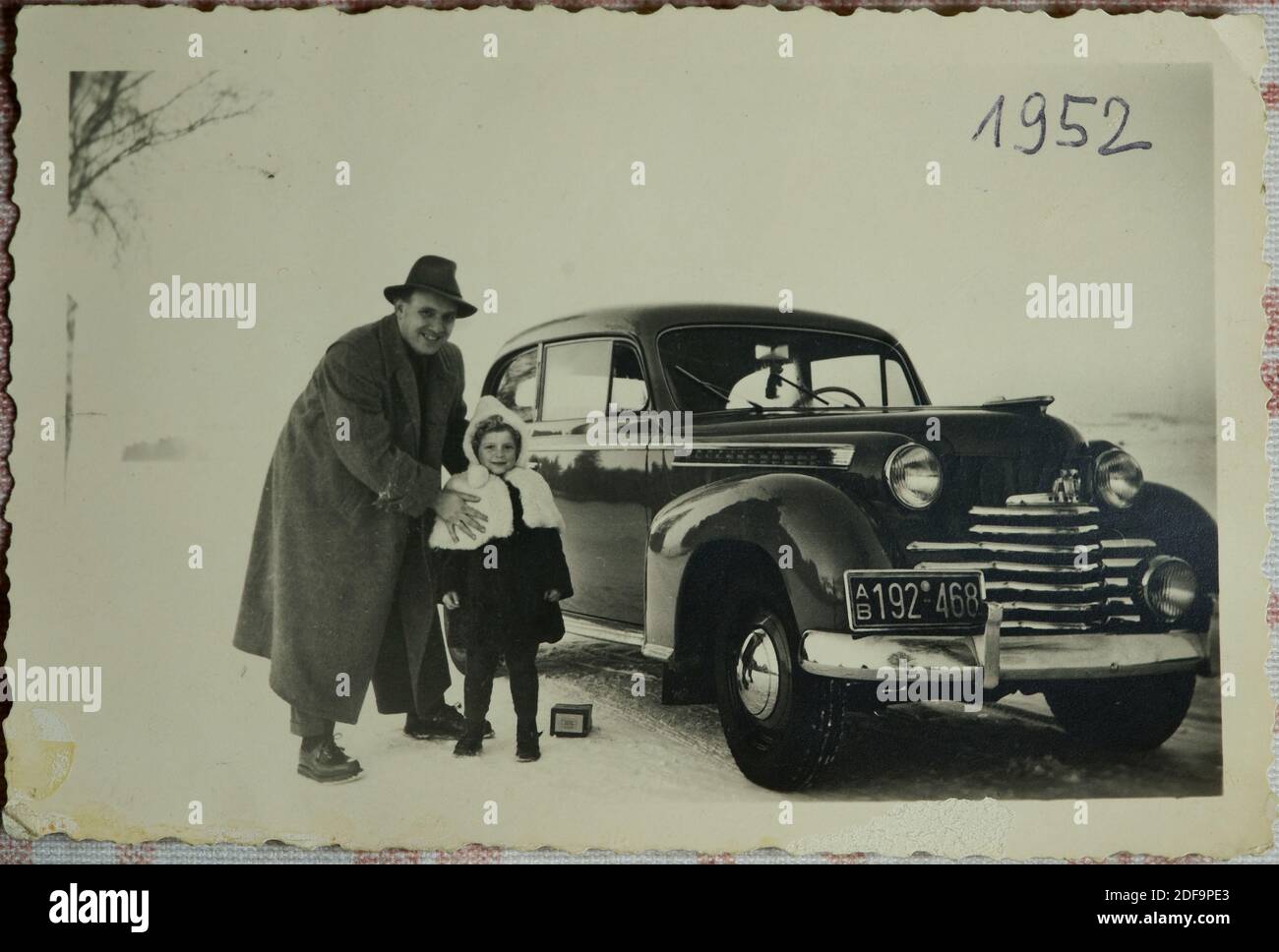 Foto storica: Padre con la figlia, giovane ragazza accanto a un oldtimer Opel Olympia auto 1952. Riproduzione a Marktoberdorf, Germania, 26 ottobre 2020. © Peter Schatz / Alamy foto d'archivio Foto Stock