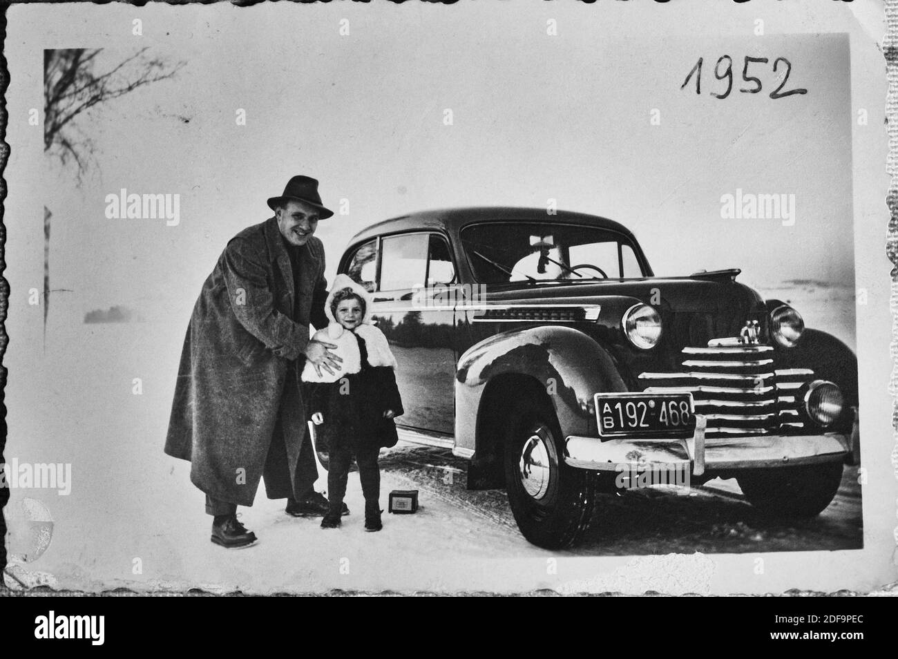 Foto storica: Padre con la figlia, giovane ragazza accanto a un oldtimer Opel Olympia auto 1952. Riproduzione a Marktoberdorf, Germania, 26 ottobre 2020. © Peter Schatz / Alamy foto d'archivio Foto Stock