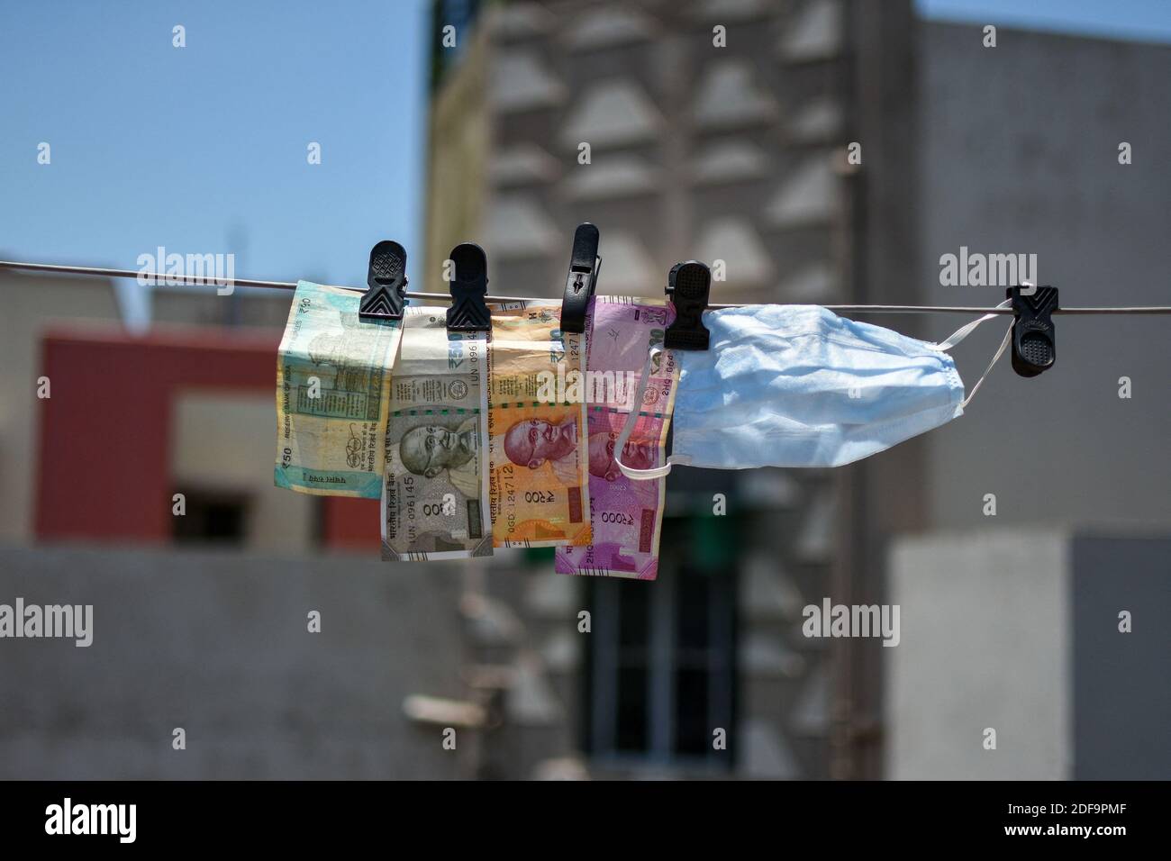 Una signora disinfettando contanti di carta e maschera in una famiglia dopo la sua visita ad un mercato di Kolkata.Indias COVID-19 Couint si trova vicino a 50.000 come il paese si prepara ad affrontare la comunità di diffusione. Kolkata, India il 6 maggio 2020. Foto di Debarchan Chatterjee/ABACAPRESS.COM Foto Stock