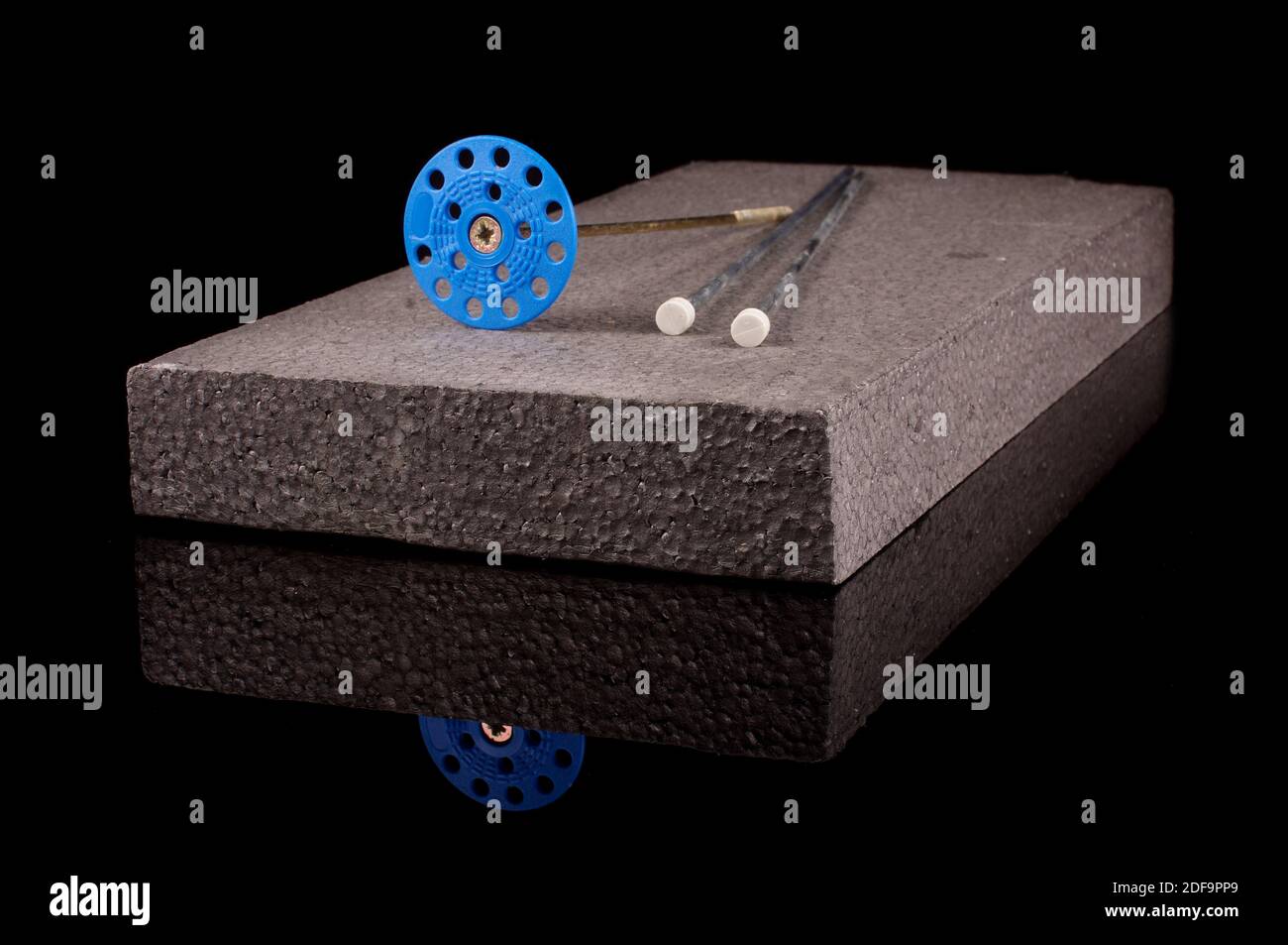 Rondella di presa in plastica blu per il fissaggio dell'isolamento termico per la casa costruzione Foto Stock