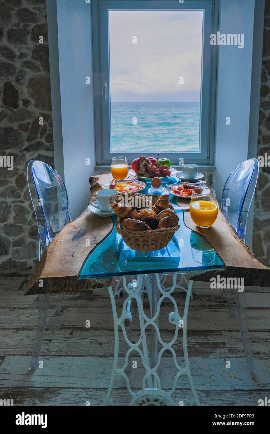 Prima colazione con vista sul mare dalla finestra, Cefalu, borgo medievale  dell'isola di Sicilia, Provincia di Palermo, Italia. Europa Foto stock -  Alamy