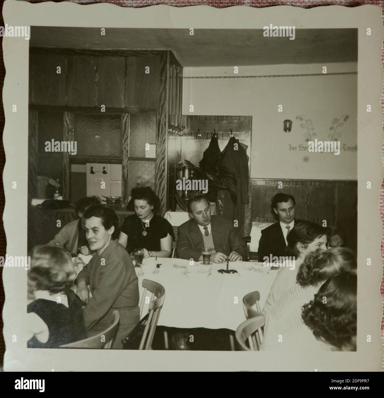 Foto storica: Gruppo di persone in un ristorante Hotel Alte Post a Biessenhofen, Baviera 1958 riproduzione a Marktoberdorf, Germania, 26 ottobre 2020. © Peter Schatz / Alamy foto d'archivio Foto Stock