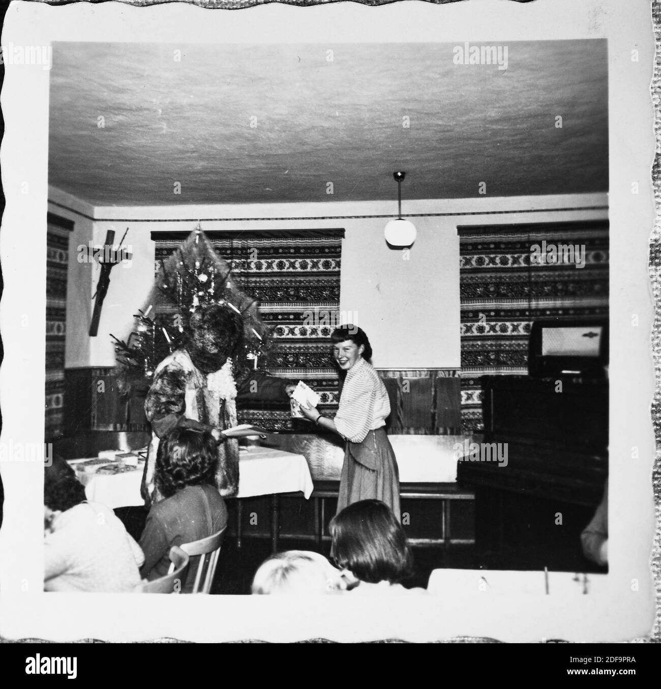 Foto storica: Ristorante Hotel Alte Post a nicholas Celebration, Krampus prima di natale intorno al 1958. Riproduzione a Marktoberdorf, Germania, 26 ottobre 2020. © Peter Schatz / Alamy foto d'archivio Foto Stock