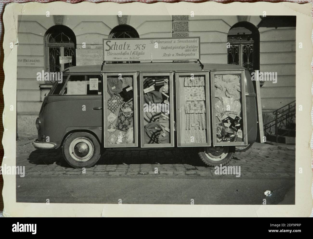 Foto storica: VW Bus oldtimer 1958 come negozio di tessuti mobili di Schatz KG Textilversand und Grosshandel a Biessenhofen, Baviera. Riproduzione a Marktoberdorf, Germania, 26 ottobre 2020. © Peter Schatz / Alamy foto d'archivio Foto Stock