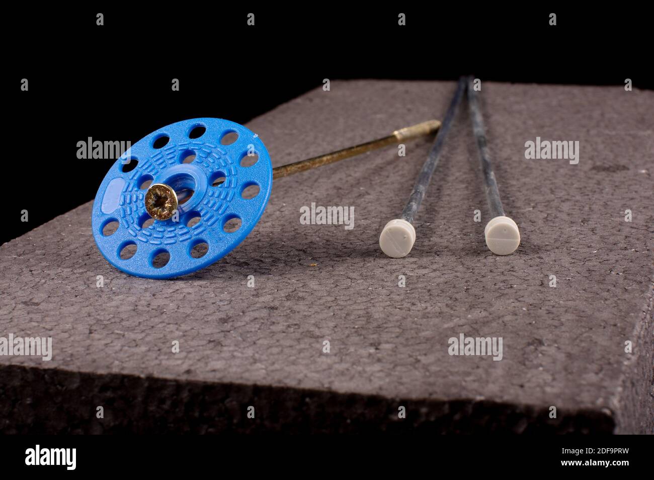 Rondella di presa in plastica blu per il fissaggio dell'isolamento termico per la casa costruzione Foto Stock