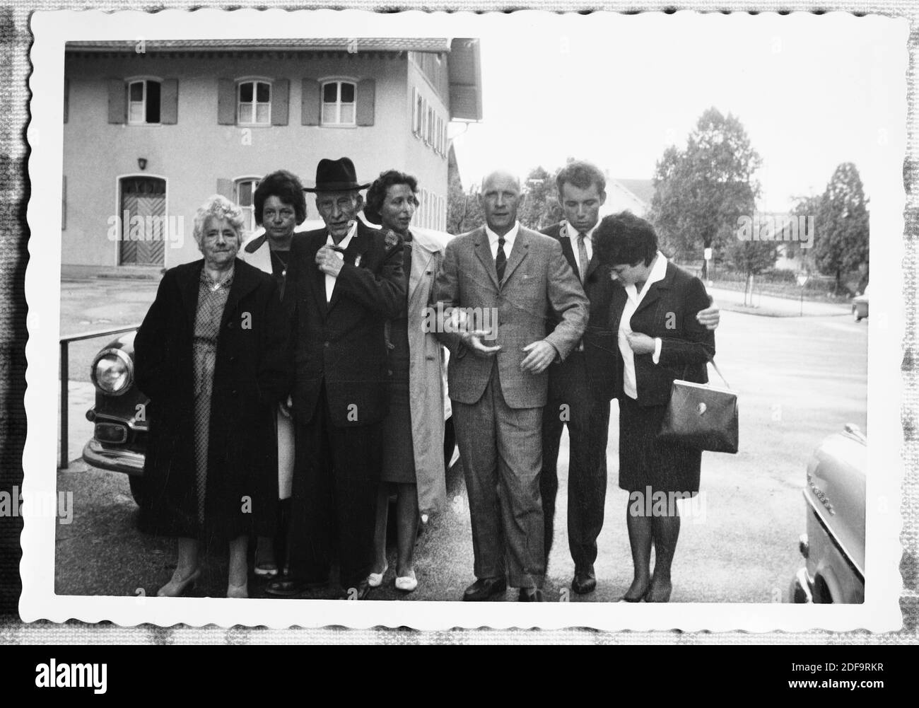 Foto storica: Membri della famiglia 1962 all'Hotel Neue Post a Biessenhofen, Baviera. Riproduzione a Marktoberdorf, Germania, 26 ottobre 2020. © Peter Schatz / Alamy foto d'archivio Foto Stock