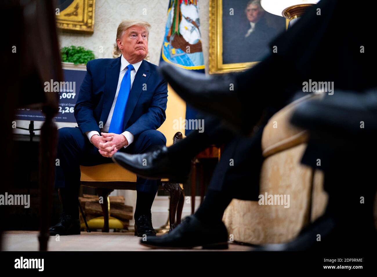 NYTVIRUS - il presidente Donald Trump fa delle osservazioni mentre incontra il governatore dell'Iowa Kim Reynolds nell'ufficio ovale, mercoledì 6 maggio 2020. Foto di Doug Mills/The New York Times/Pool/ABACAPRESS.COM Foto Stock