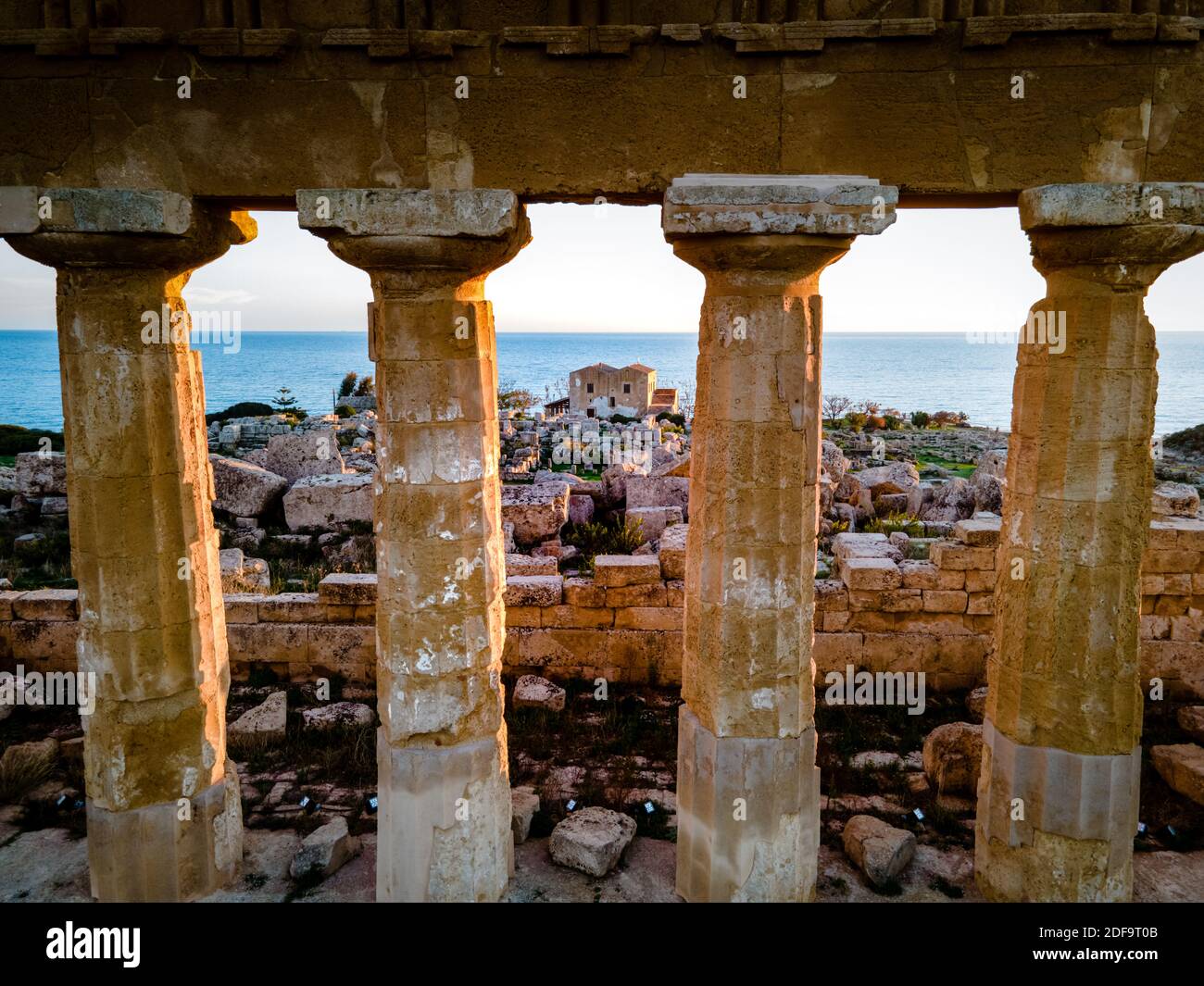 Templi greci a Selinunte, vista sul mare e rovine di colonne greche nel Parco Archeologico di Selinunte Sicilia Italia Foto Stock