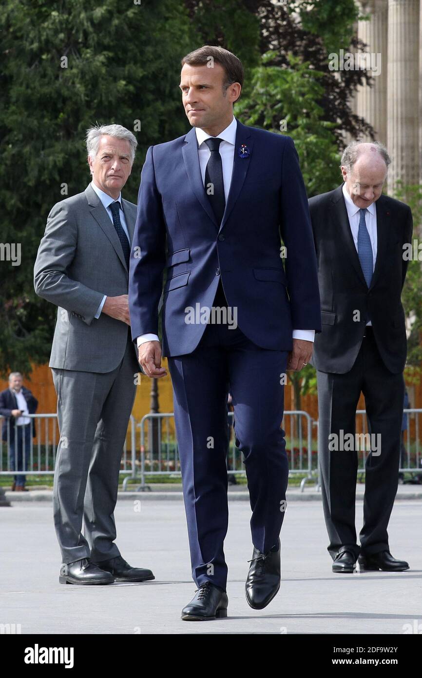 Il presidente francese Emmanuel Macron con il politico francese Herve Gaymard, con Yves de Gaulle, nipote di Charles de Gaulle, E sua moglie Laurence durante la cerimonia del 75° anniversario della vittoria della seconda guerra mondiale in Europa, a Parigi, in Francia, l'8 maggio 2020, il 53° giorno di una stretta chiusura del paese, volta a frenare la diffusione della COVID-19. Foto di Stephane Lemouton/Pool/ABACAPRESS.COM Foto Stock