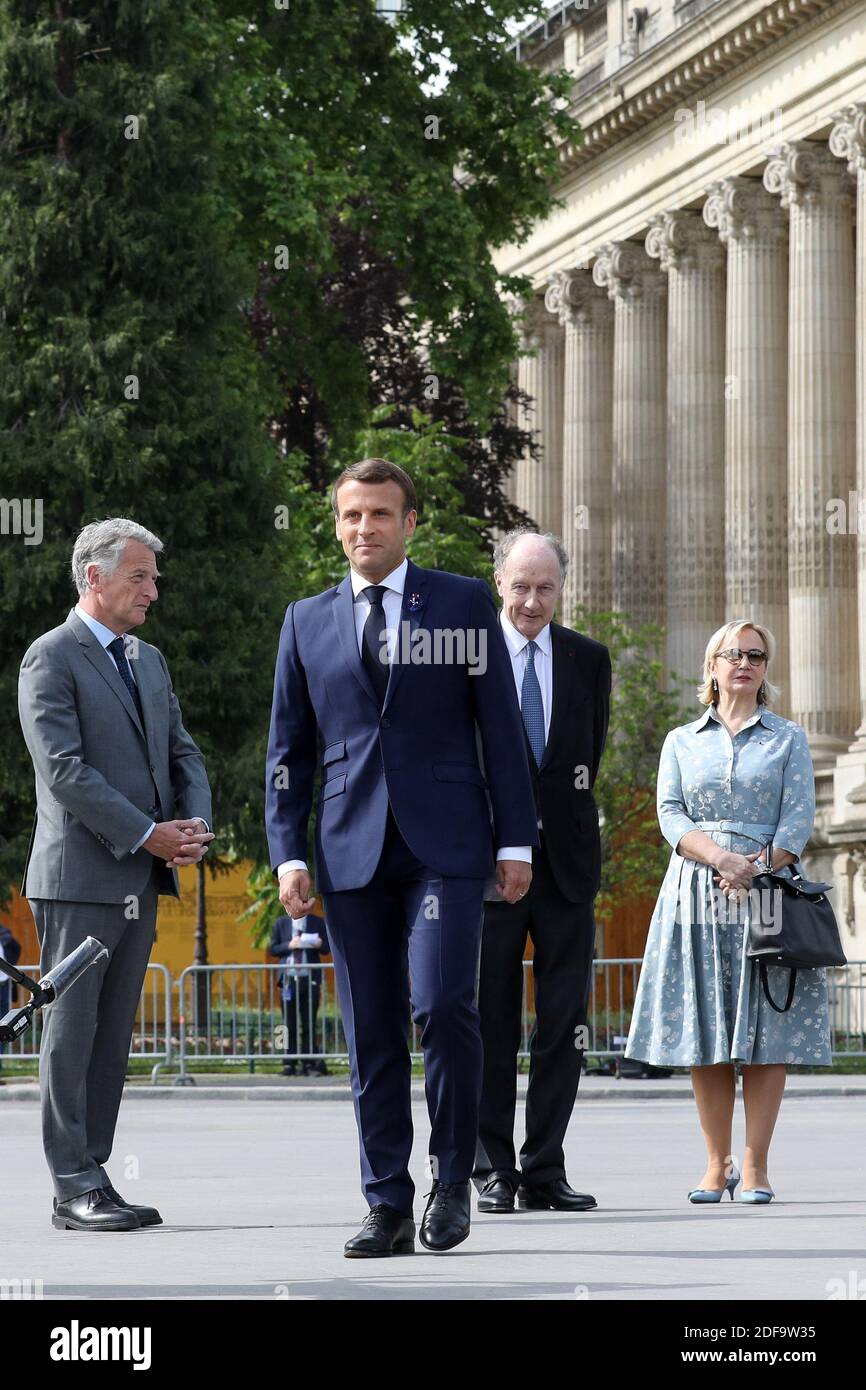Il presidente francese Emmanuel Macron con il politico francese Herve Gaymard, con Yves de Gaulle, nipote di Charles de Gaulle, E sua moglie Laurence durante la cerimonia del 75° anniversario della vittoria della seconda guerra mondiale in Europa, a Parigi, in Francia, l'8 maggio 2020, il 53° giorno di una stretta chiusura del paese, volta a frenare la diffusione della COVID-19. Foto di Stephane Lemouton/Pool/ABACAPRESS.COM Foto Stock