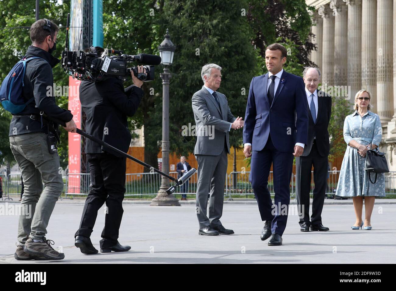 Il presidente francese Emmanuel Macron con il politico francese Herve Gaymard, con Yves de Gaulle, nipote di Charles de Gaulle, E sua moglie Laurence durante la cerimonia del 75° anniversario della vittoria della seconda guerra mondiale in Europa, a Parigi, in Francia, l'8 maggio 2020, il 53° giorno di una stretta chiusura del paese, volta a frenare la diffusione della COVID-19. Foto di Stephane Lemouton/Pool/ABACAPRESS.COM Foto Stock