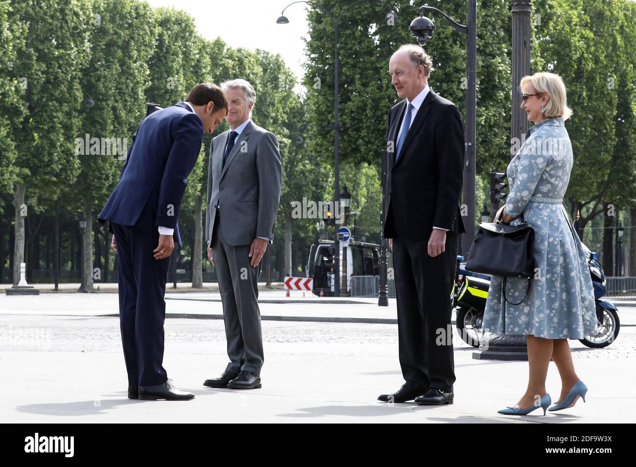 Il presidente francese Emmanuel Macron con il politico francese Herve Gaymard, con Yves de Gaulle, nipote di Charles de Gaulle, E sua moglie Laurence durante la cerimonia del 75° anniversario della vittoria della seconda guerra mondiale in Europa, a Parigi, in Francia, l'8 maggio 2020, il 53° giorno di una stretta chiusura del paese, volta a frenare la diffusione della COVID-19. Foto di Stephane Lemouton/Pool/ABACAPRESS.COM Foto Stock