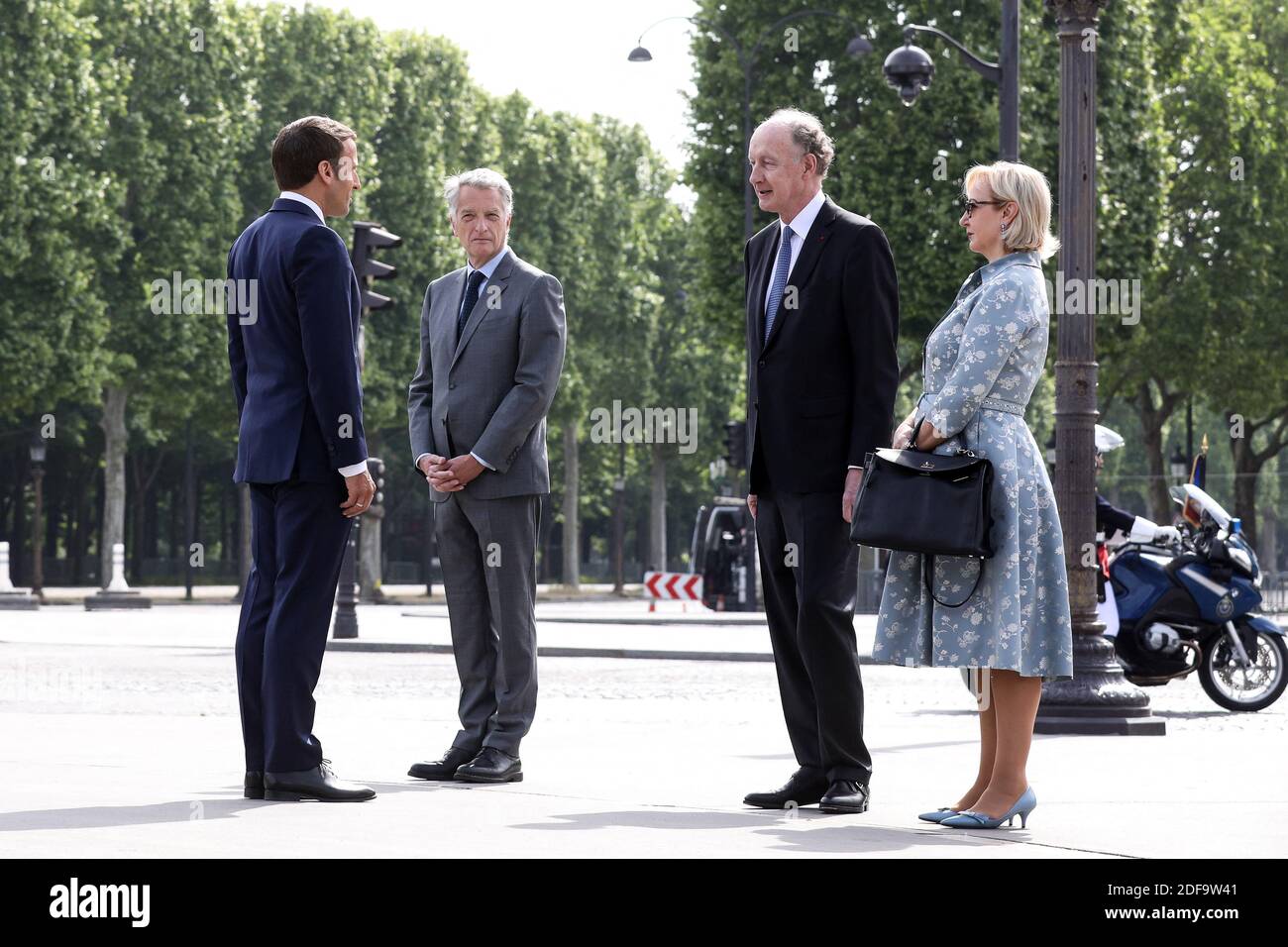 Il presidente francese Emmanuel Macron con il politico francese Herve Gaymard, con Yves de Gaulle, nipote di Charles de Gaulle, E sua moglie Laurence durante la cerimonia del 75° anniversario della vittoria della seconda guerra mondiale in Europa, a Parigi, in Francia, l'8 maggio 2020, il 53° giorno di una stretta chiusura del paese, volta a frenare la diffusione della COVID-19. Foto di Stephane Lemouton/Pool/ABACAPRESS.COM Foto Stock