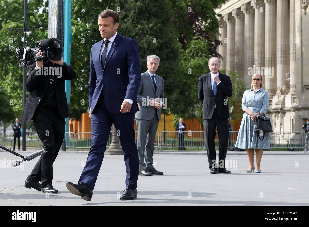 Il presidente francese Emmanuel Macron con il politico francese Herve Gaymard, con Yves de Gaulle, nipote di Charles de Gaulle, E sua moglie Laurence durante la cerimonia del 75° anniversario della vittoria della seconda guerra mondiale in Europa, a Parigi, in Francia, l'8 maggio 2020, il 53° giorno di una stretta chiusura del paese, volta a frenare la diffusione della COVID-19. Foto di Stephane Lemouton/Pool/ABACAPRESS.COM Foto Stock
