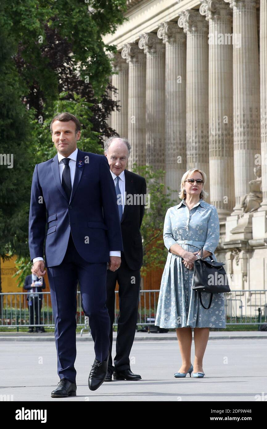Il presidente francese Emmanuel Macron con Yves de Gaulle, nipote di Charles de Gaulle, E sua moglie Laurence durante la cerimonia del 75° anniversario della vittoria della seconda guerra mondiale in Europa, a Parigi, in Francia, l'8 maggio 2020, il 53° giorno di una stretta chiusura del paese, volta a frenare la diffusione della COVID-19. Foto di Stephane Lemouton/Pool/ABACAPRESS.COM Foto Stock