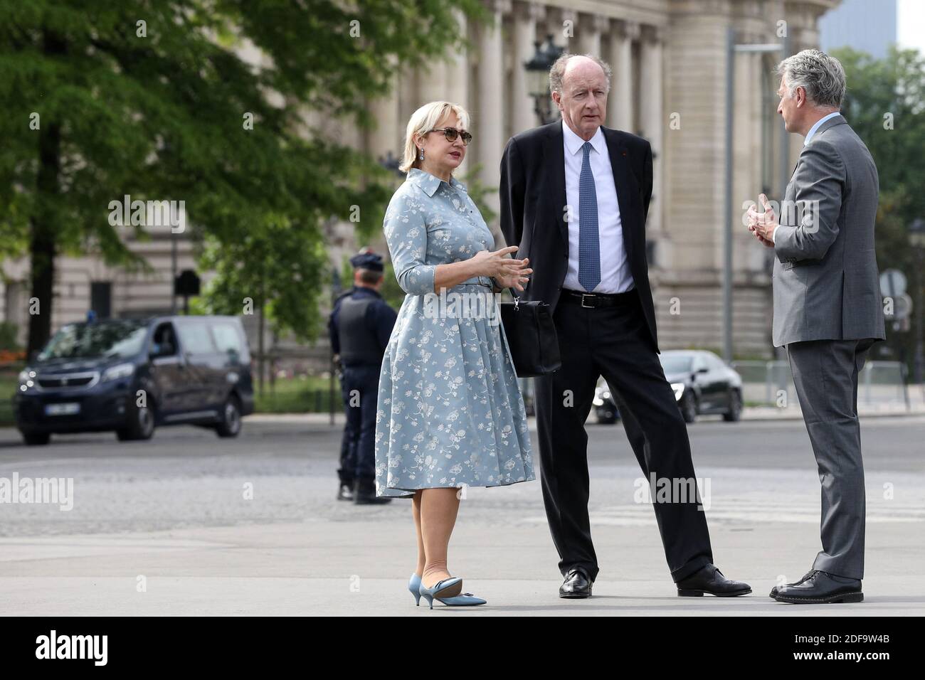 Il politico francese Herve Gaymard, con Yves de Gaulle, nipote di Charles de Gaulle, E sua moglie Laurence durante la cerimonia del 75° anniversario della vittoria della seconda guerra mondiale in Europa, a Parigi, in Francia, l'8 maggio 2020, il 53° giorno di una stretta chiusura del paese, volta a frenare la diffusione della COVID-19. Foto di Stephane Lemouton/Pool/ABACAPRESS.COM Foto Stock