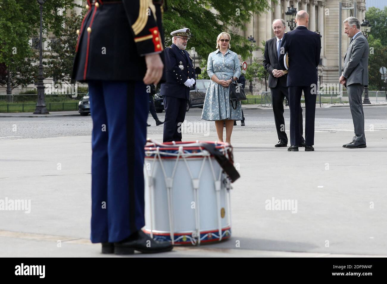 Il politico francese Herve Gaymard, con Yves de Gaulle, nipote di Charles de Gaulle, E sua moglie Laurence durante la cerimonia del 75° anniversario della vittoria della seconda guerra mondiale in Europa, a Parigi, in Francia, l'8 maggio 2020, il 53° giorno di una stretta chiusura del paese, volta a frenare la diffusione della COVID-19. Foto di Stephane Lemouton/Pool/ABACAPRESS.COM Foto Stock