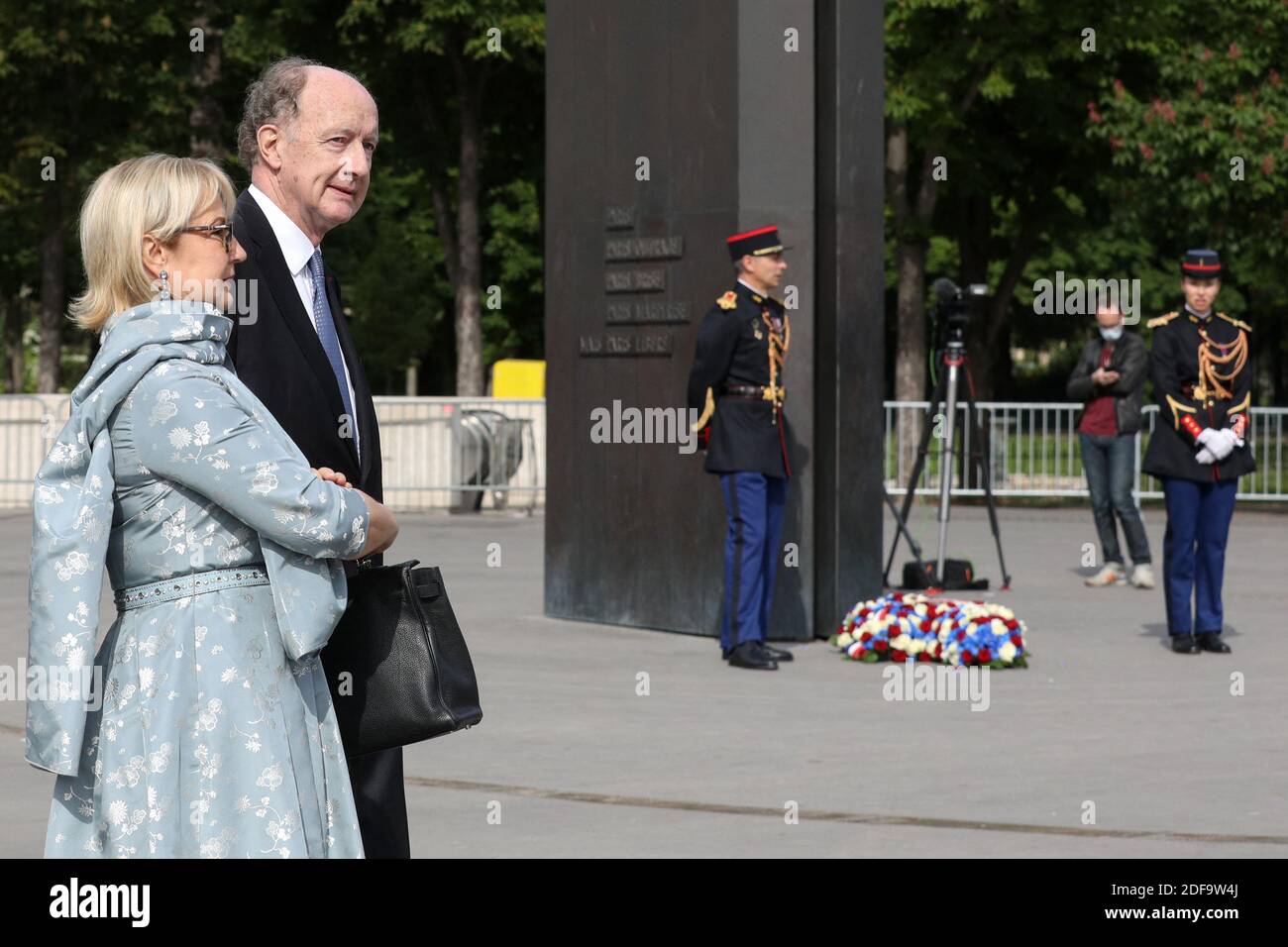 Yves de Gaulle, nipote di Charles de Gaulle, E sua moglie Laurence durante la cerimonia del 75° anniversario della vittoria della seconda guerra mondiale in Europa, a Parigi, in Francia, l'8 maggio 2020, il 53° giorno di una stretta chiusura del paese, volta a frenare la diffusione della COVID-19. Foto di Stephane Lemouton/Pool/ABACAPRESS.COM Foto Stock