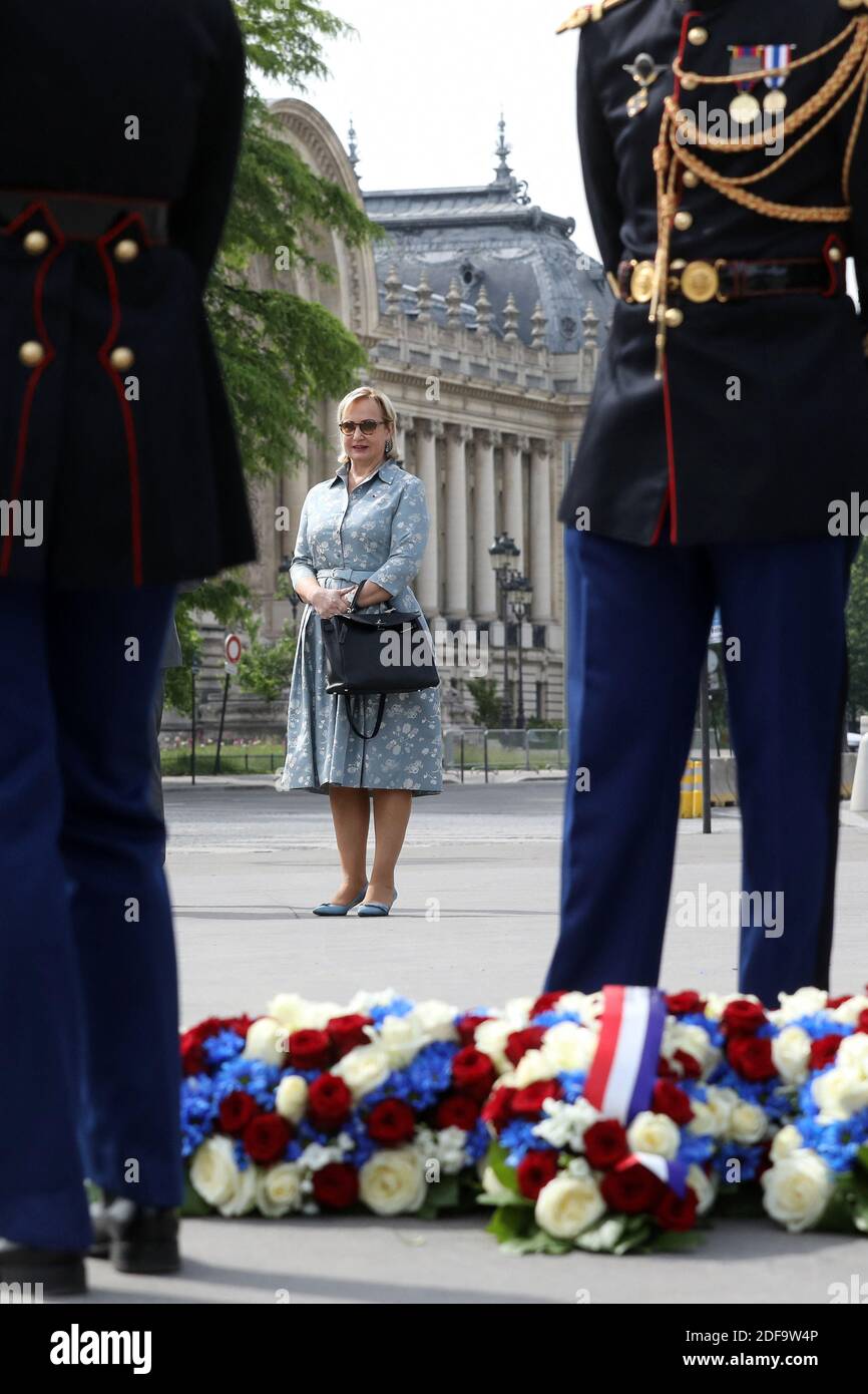 Yves de Gaulle, nipote di Charles de Gaulle, E sua moglie Laurence durante la cerimonia del 75° anniversario della vittoria della seconda guerra mondiale in Europa, a Parigi, in Francia, l'8 maggio 2020, il 53° giorno di una stretta chiusura del paese, volta a frenare la diffusione della COVID-19. Foto di Stephane Lemouton/Pool/ABACAPRESS.COM Foto Stock
