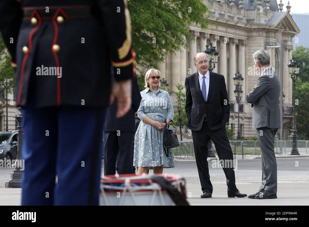 Il politico francese Herve Gaymard, con Yves de Gaulle, nipote di Charles de Gaulle, E sua moglie Laurence durante la cerimonia del 75° anniversario della vittoria della seconda guerra mondiale in Europa, a Parigi, in Francia, l'8 maggio 2020, il 53° giorno di una stretta chiusura del paese, volta a frenare la diffusione della COVID-19. Foto di Stephane Lemouton/Pool/ABACAPRESS.COM Foto Stock