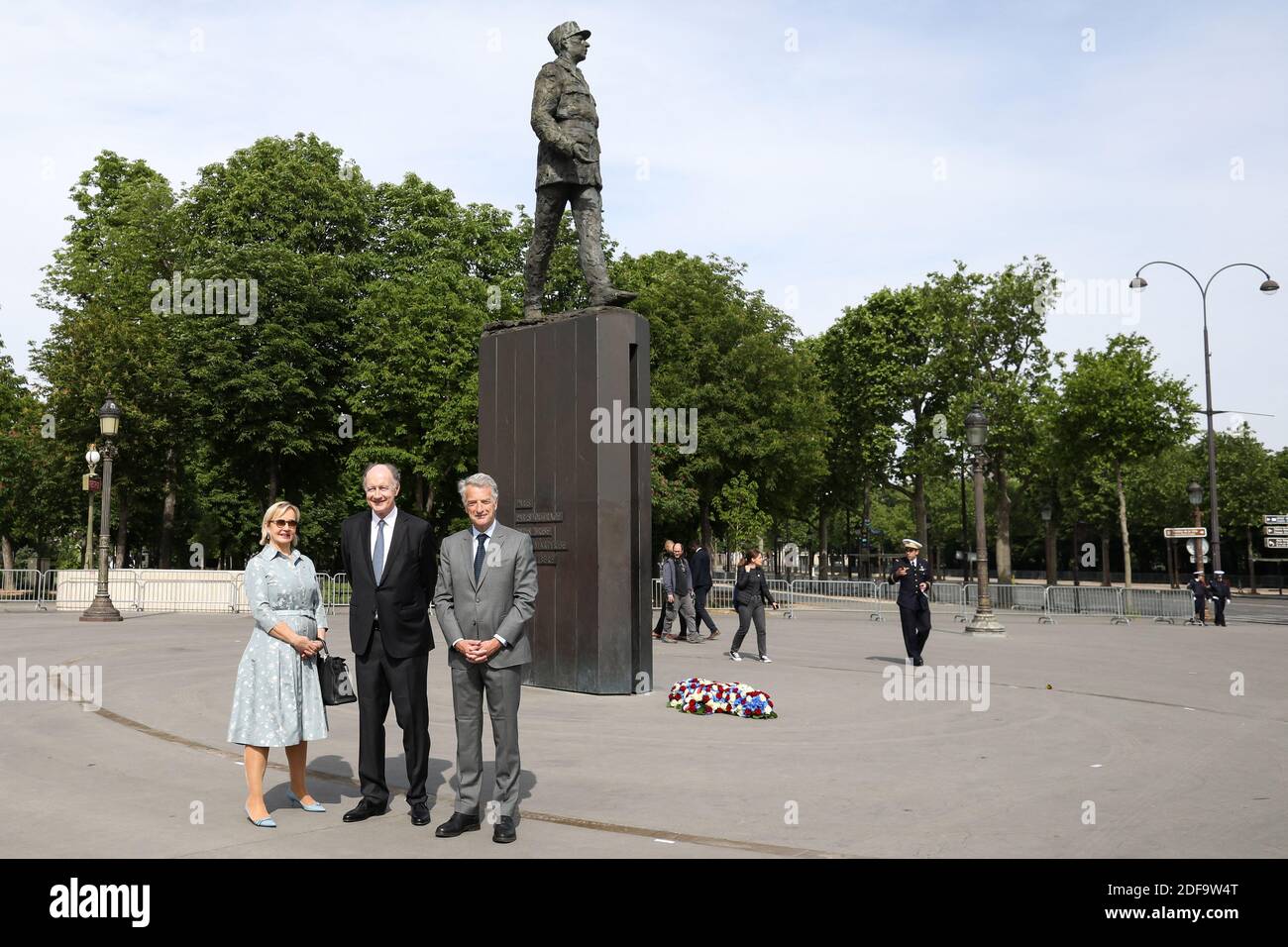 Il politico francese Herve Gaymard, con Yves de Gaulle, nipote di Charles de Gaulle, E sua moglie Laurence durante la cerimonia del 75° anniversario della vittoria della seconda guerra mondiale in Europa, a Parigi, in Francia, l'8 maggio 2020, il 53° giorno di una stretta chiusura del paese, volta a frenare la diffusione della COVID-19. Foto di Stephane Lemouton/Pool/ABACAPRESS.COM Foto Stock