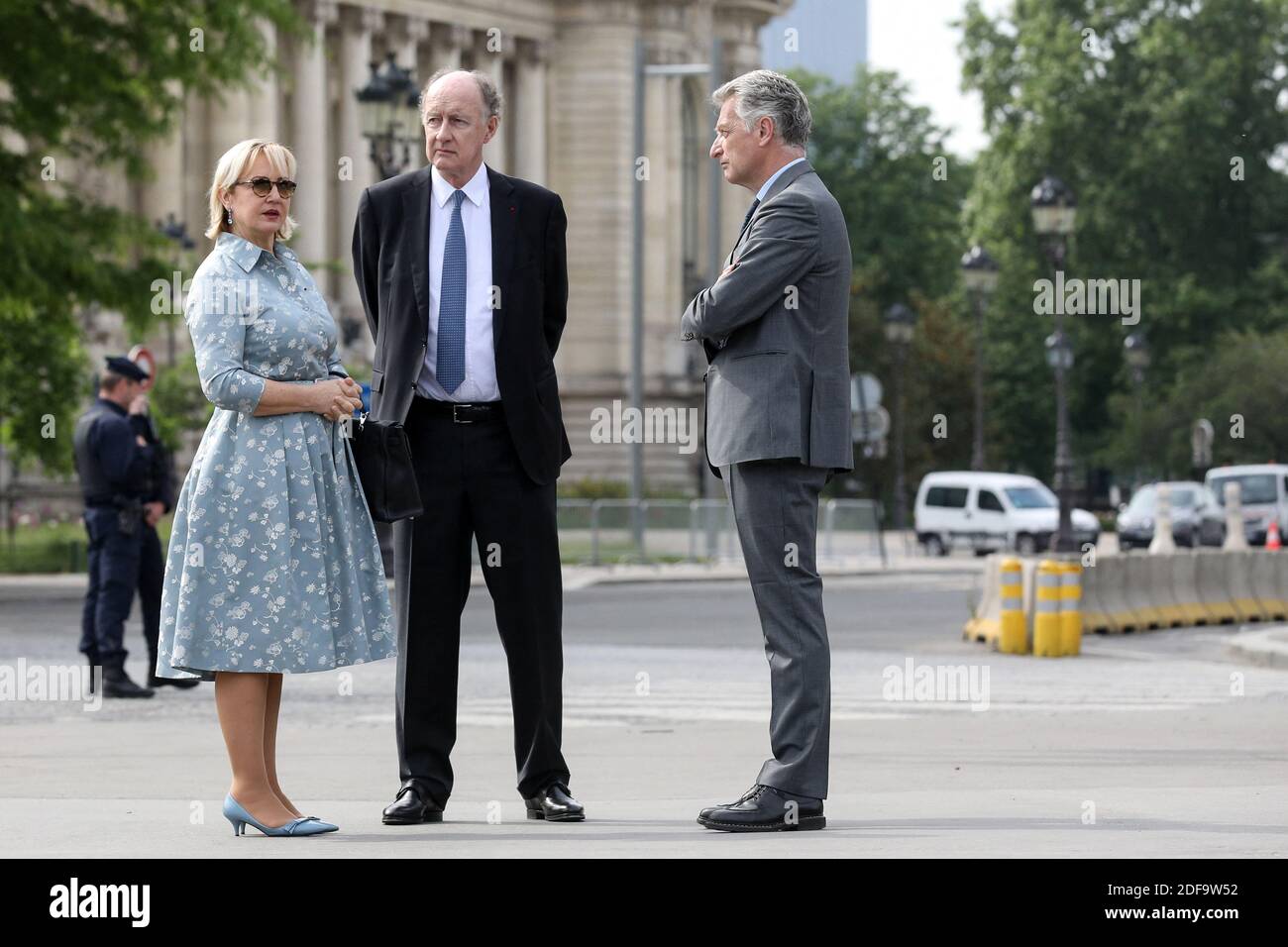Il politico francese Herve Gaymard, con Yves de Gaulle, nipote di Charles de Gaulle, E sua moglie Laurence durante la cerimonia del 75° anniversario della vittoria della seconda guerra mondiale in Europa, a Parigi, in Francia, l'8 maggio 2020, il 53° giorno di una stretta chiusura del paese, volta a frenare la diffusione della COVID-19. Foto di Stephane Lemouton/Pool/ABACAPRESS.COM Foto Stock