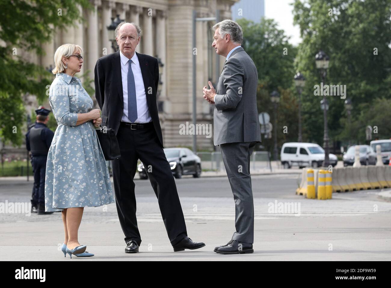 Il politico francese Herve Gaymard, con Yves de Gaulle, nipote di Charles de Gaulle, E sua moglie Laurence durante la cerimonia del 75° anniversario della vittoria della seconda guerra mondiale in Europa, a Parigi, in Francia, l'8 maggio 2020, il 53° giorno di una stretta chiusura del paese, volta a frenare la diffusione della COVID-19. Foto di Stephane Lemouton/Pool/ABACAPRESS.COM Foto Stock