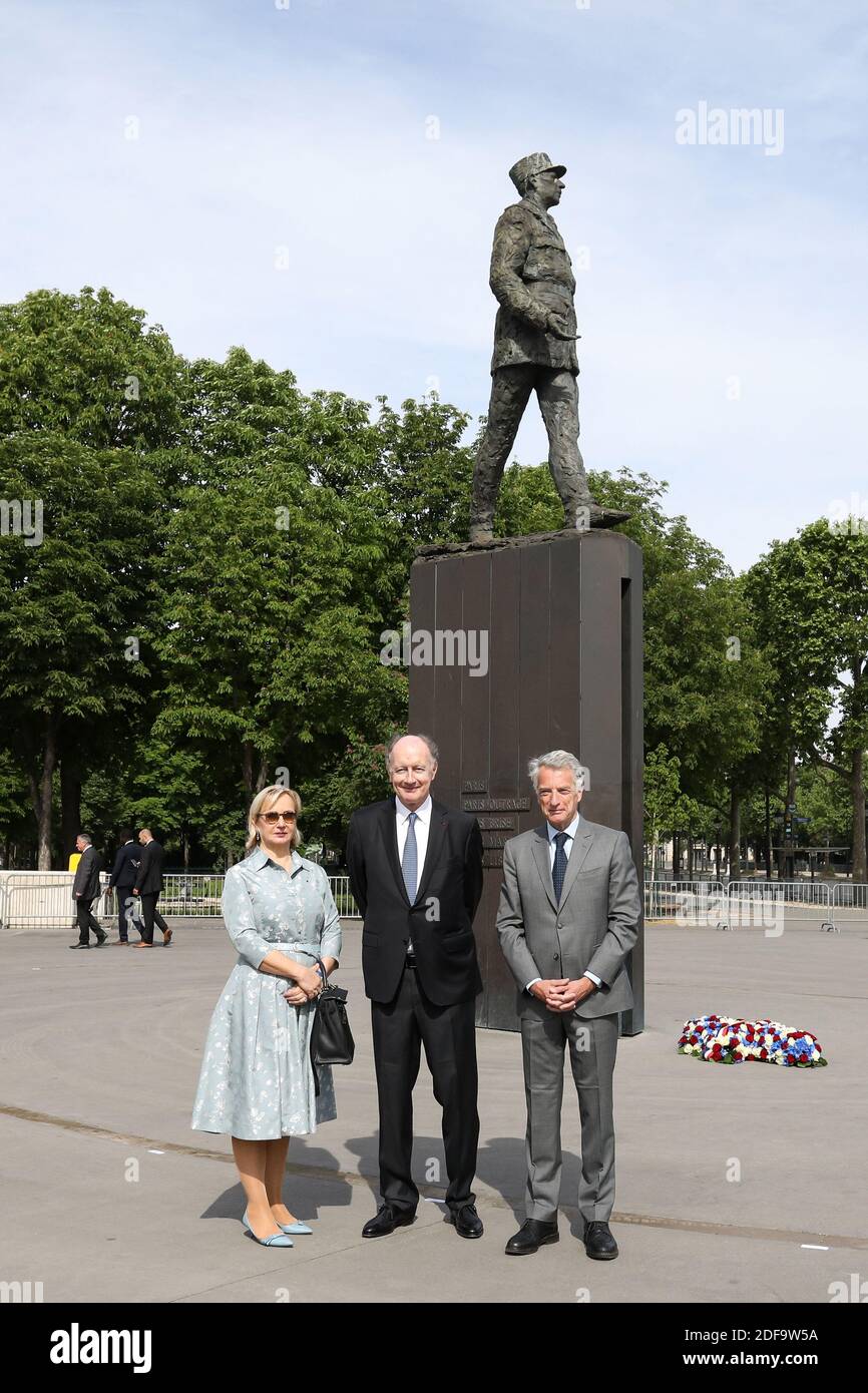 Il politico francese Herve Gaymard, con Yves de Gaulle, nipote di Charles de Gaulle, E sua moglie Laurence durante la cerimonia del 75° anniversario della vittoria della seconda guerra mondiale in Europa, a Parigi, in Francia, l'8 maggio 2020, il 53° giorno di una stretta chiusura del paese, volta a frenare la diffusione della COVID-19. Foto di Stephane Lemouton/Pool/ABACAPRESS.COM Foto Stock