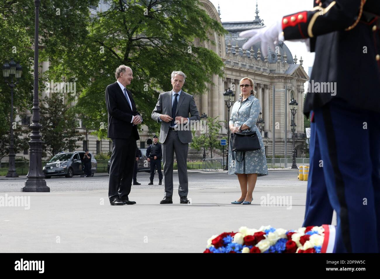 Il politico francese Herve Gaymard, con Yves de Gaulle, nipote di Charles de Gaulle, E sua moglie Laurence durante la cerimonia del 75° anniversario della vittoria della seconda guerra mondiale in Europa, a Parigi, in Francia, l'8 maggio 2020, il 53° giorno di una stretta chiusura del paese, volta a frenare la diffusione della COVID-19. Foto di Stephane Lemouton/Pool/ABACAPRESS.COM Foto Stock